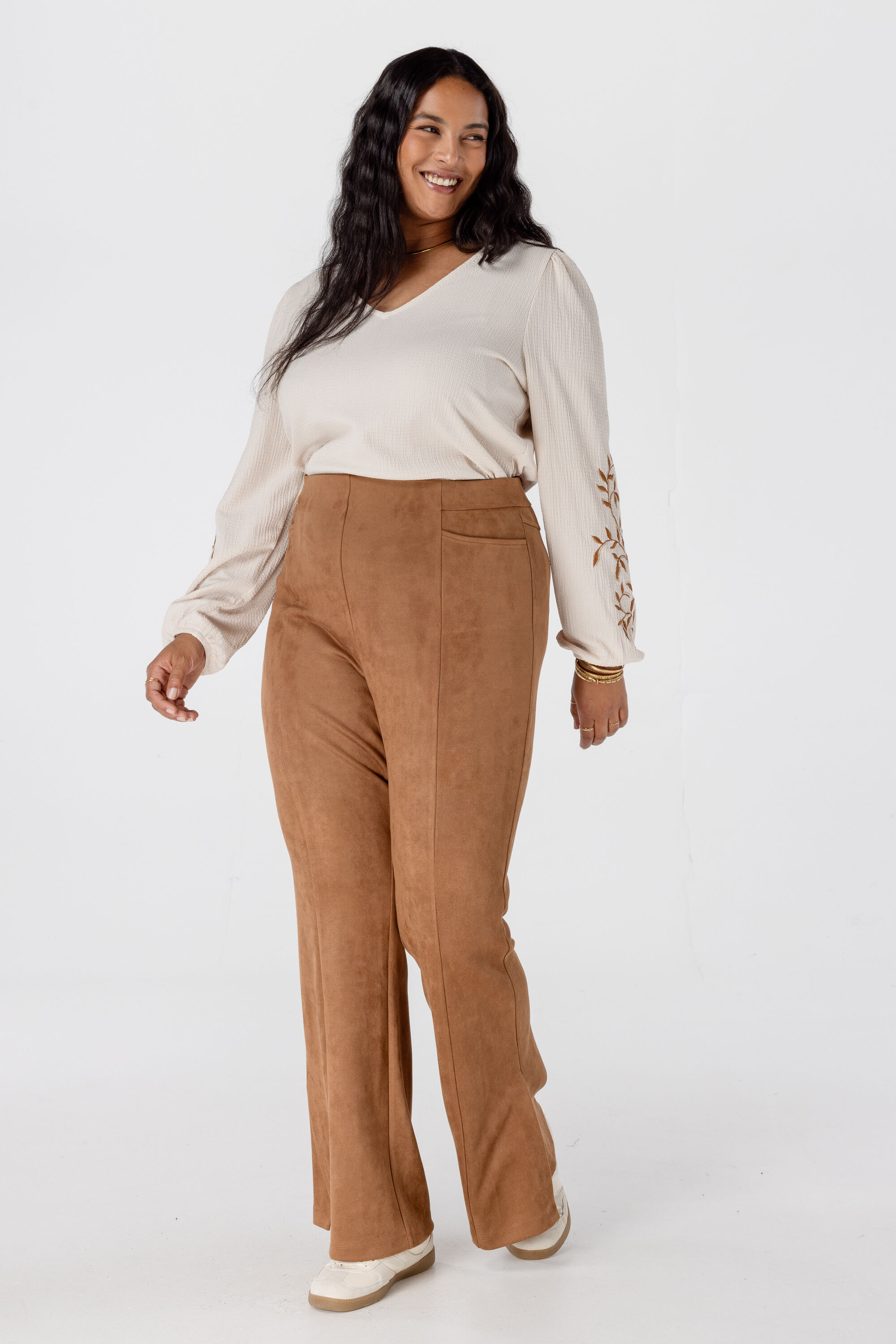 Pantalon &eacute;vas&eacute; en simili daim image number 6