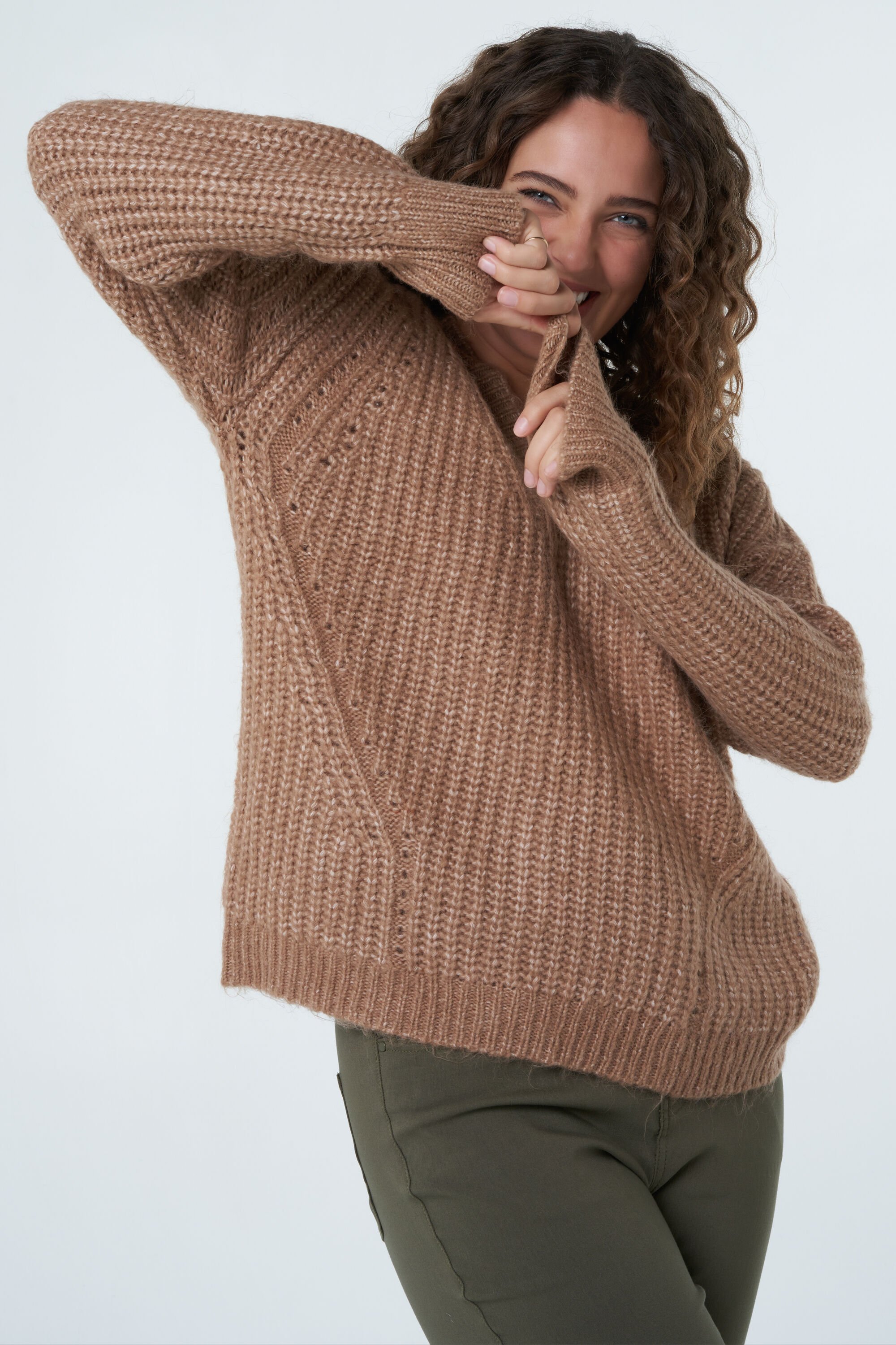 Pull en maille &eacute;paisse avec col en V image number 6