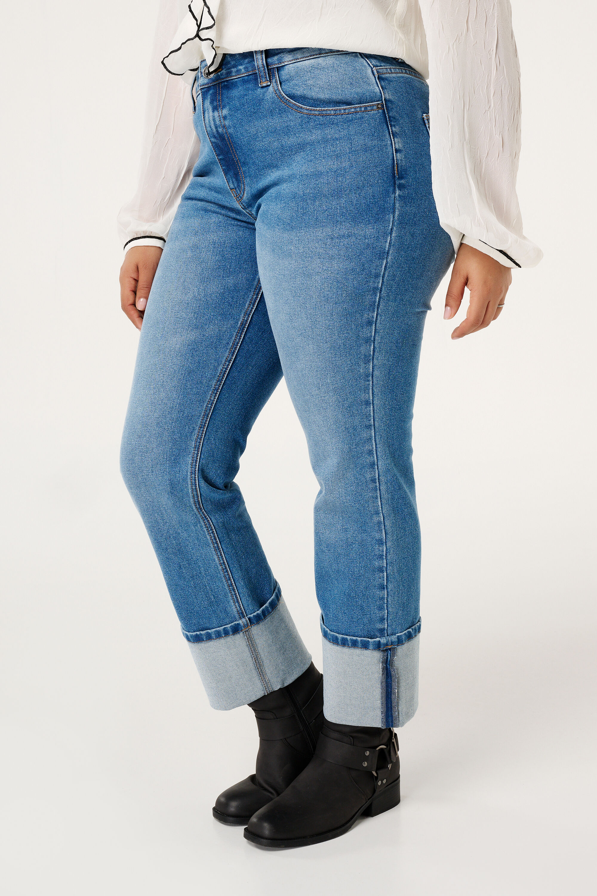 Jeans &agrave; jambes droites et &agrave; revers image number 5