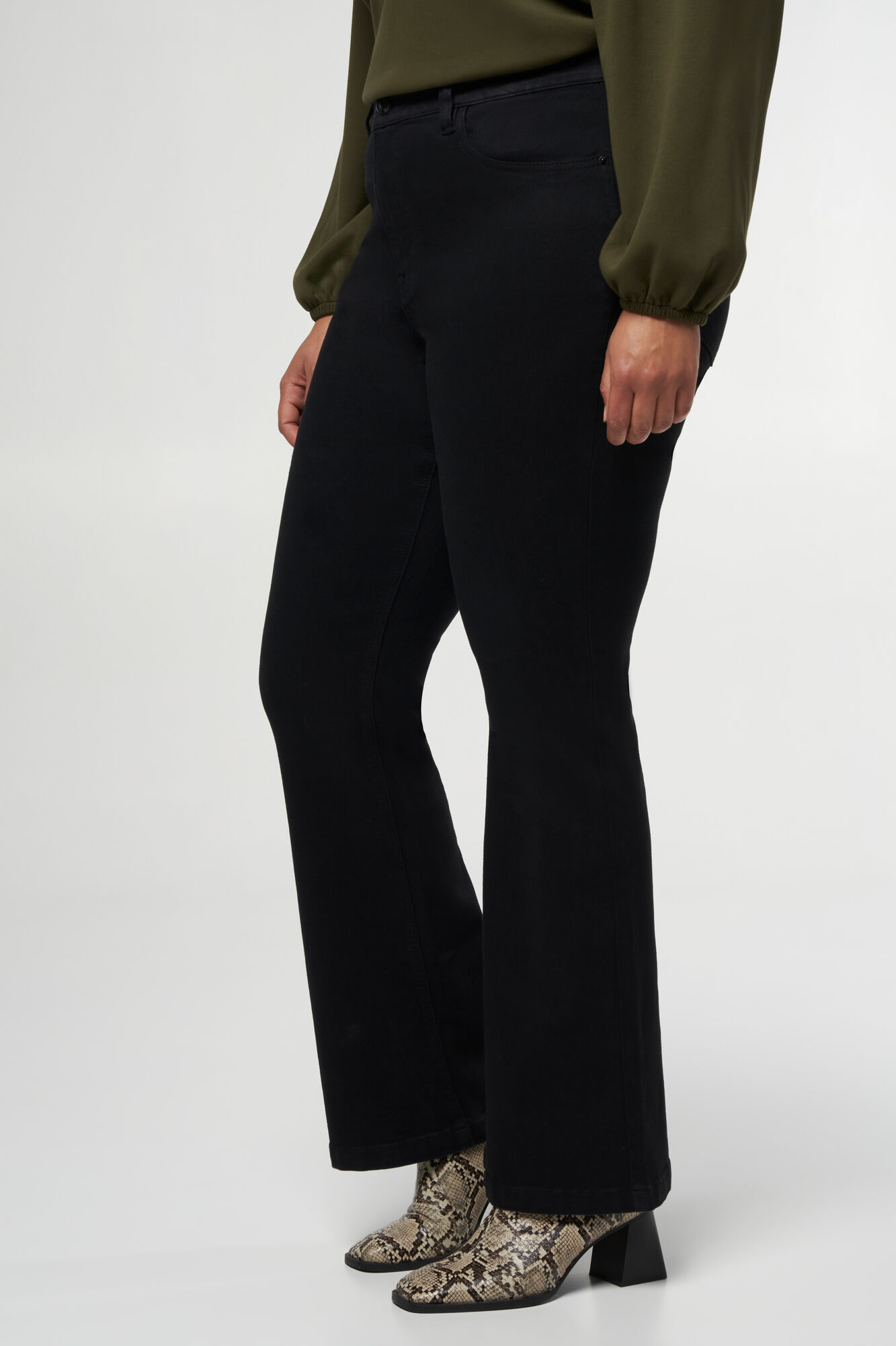 Jean &eacute;vas&eacute; JASMIN image number 5