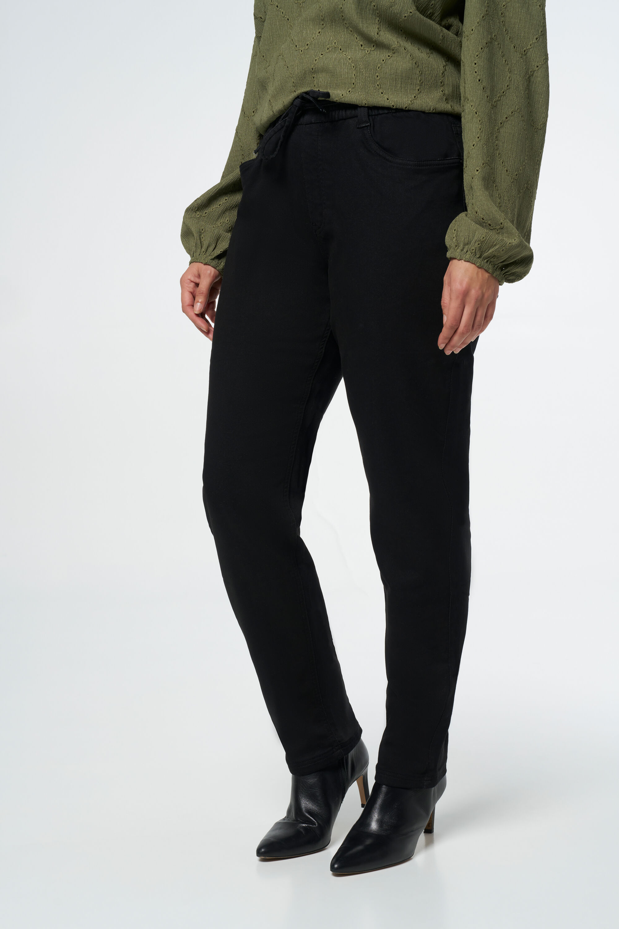 Pantalon jogger en denim image number 4