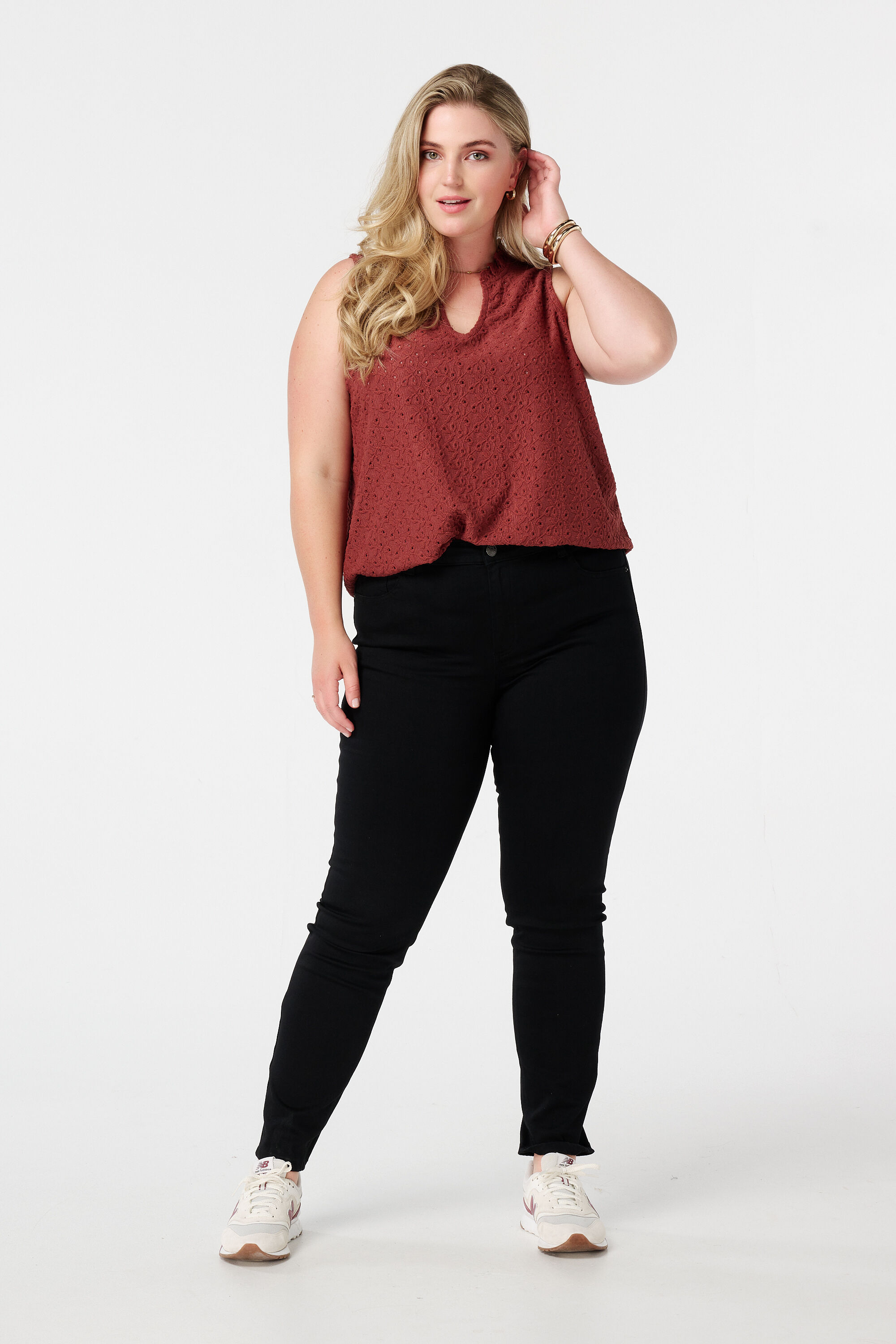 Top brod&eacute; sans manches image number 5