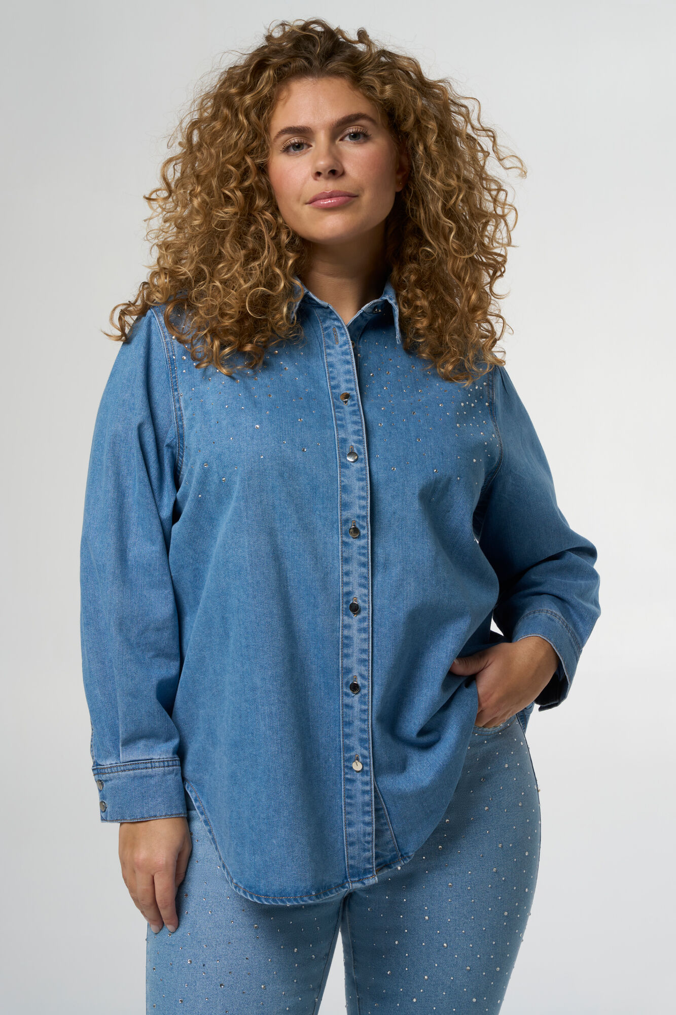 Blouse en jean avec pierres image number 5