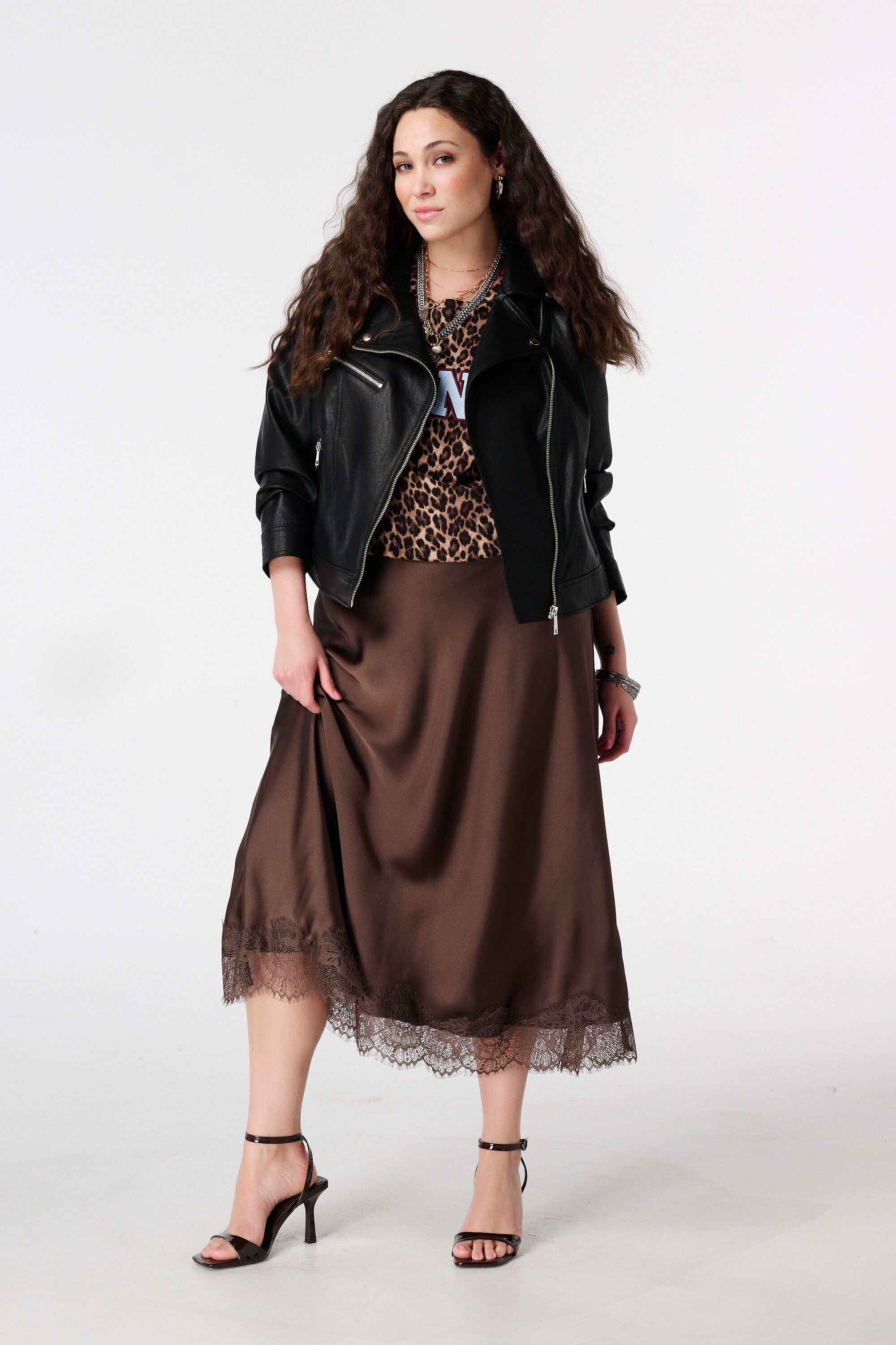 Jupe effet satin avec d&eacute;tail dentelle