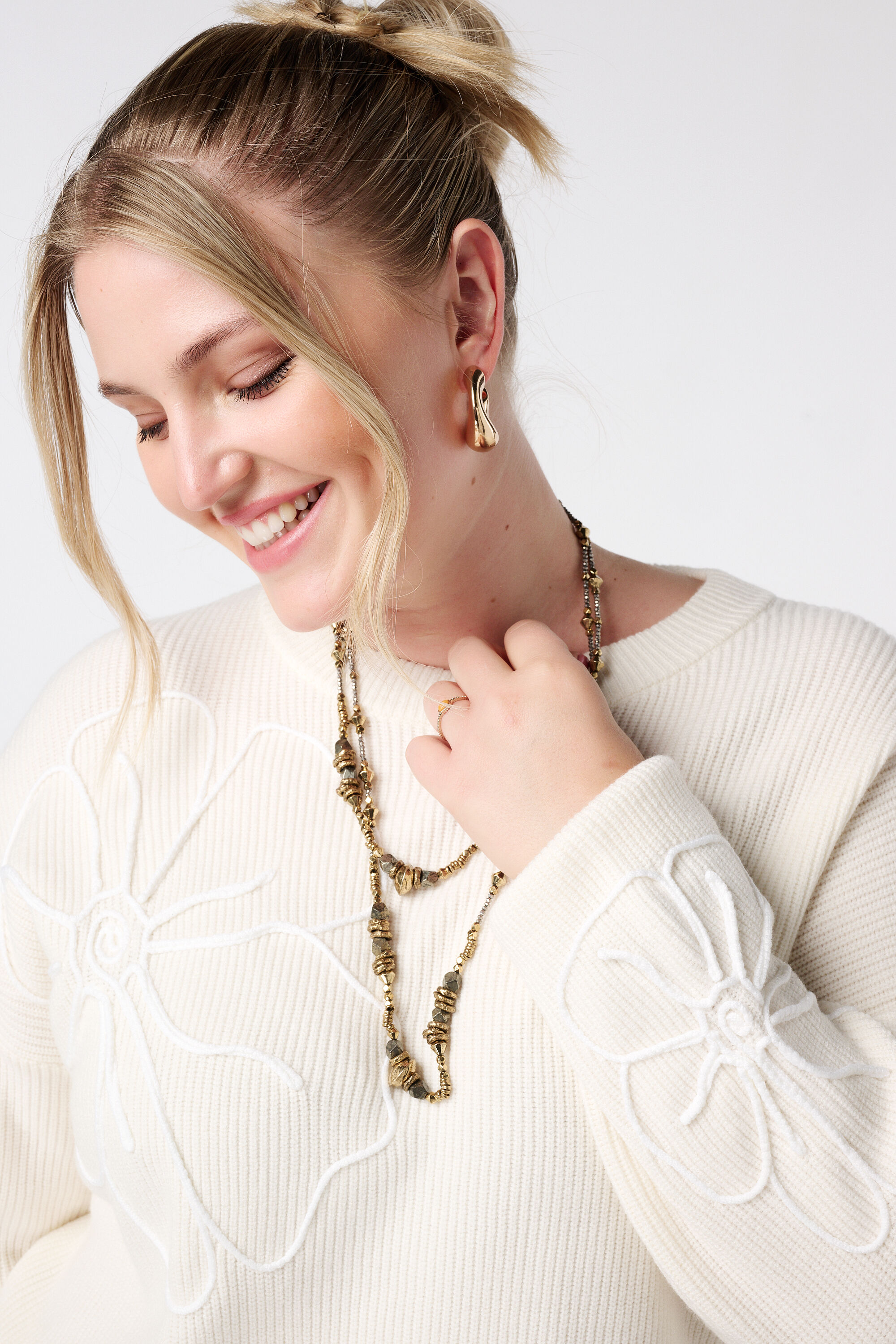 Pull avec fleurs brod&eacute;es image number 4