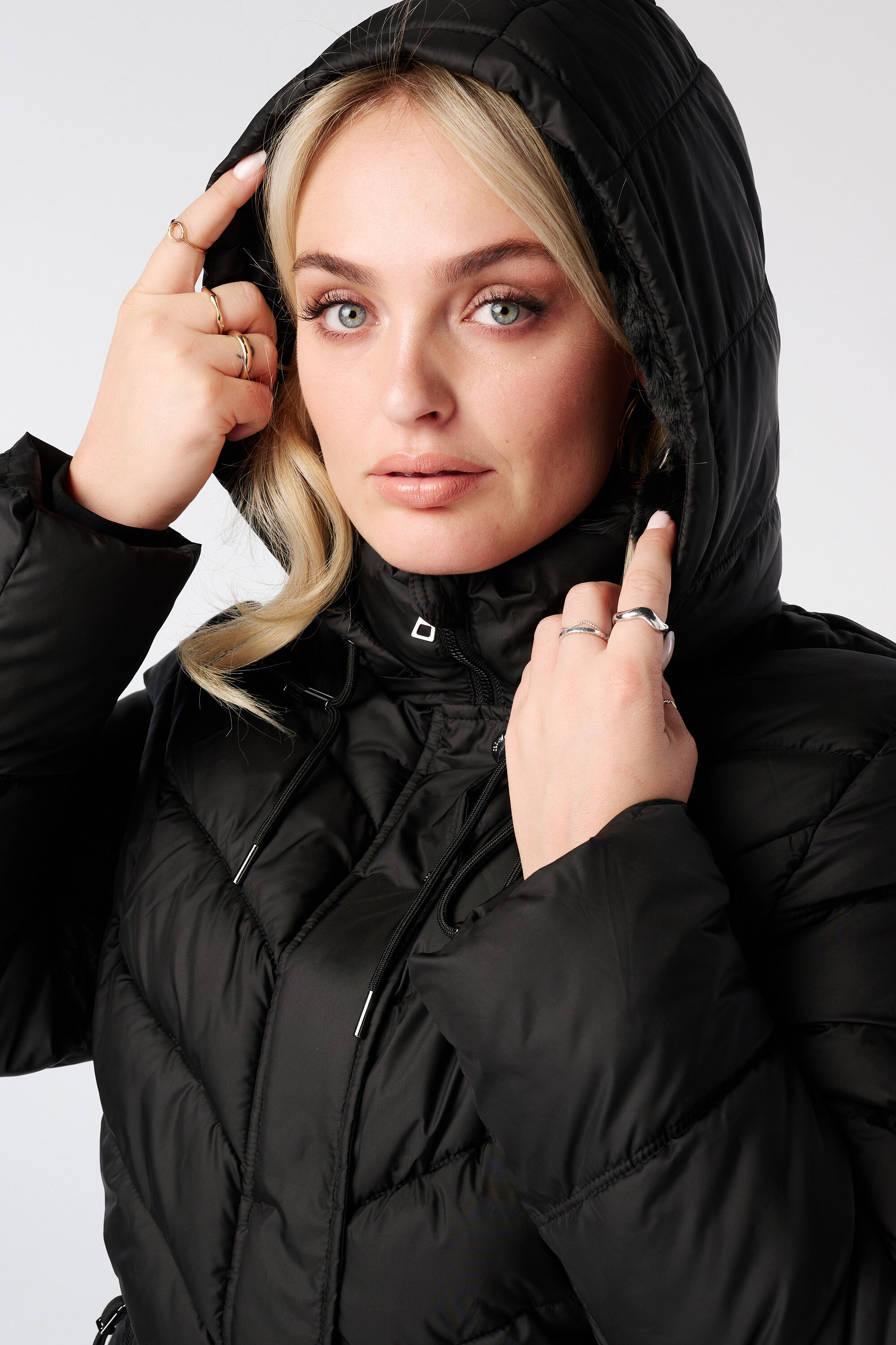 Veste matelass&eacute;e avec capuche image number 4