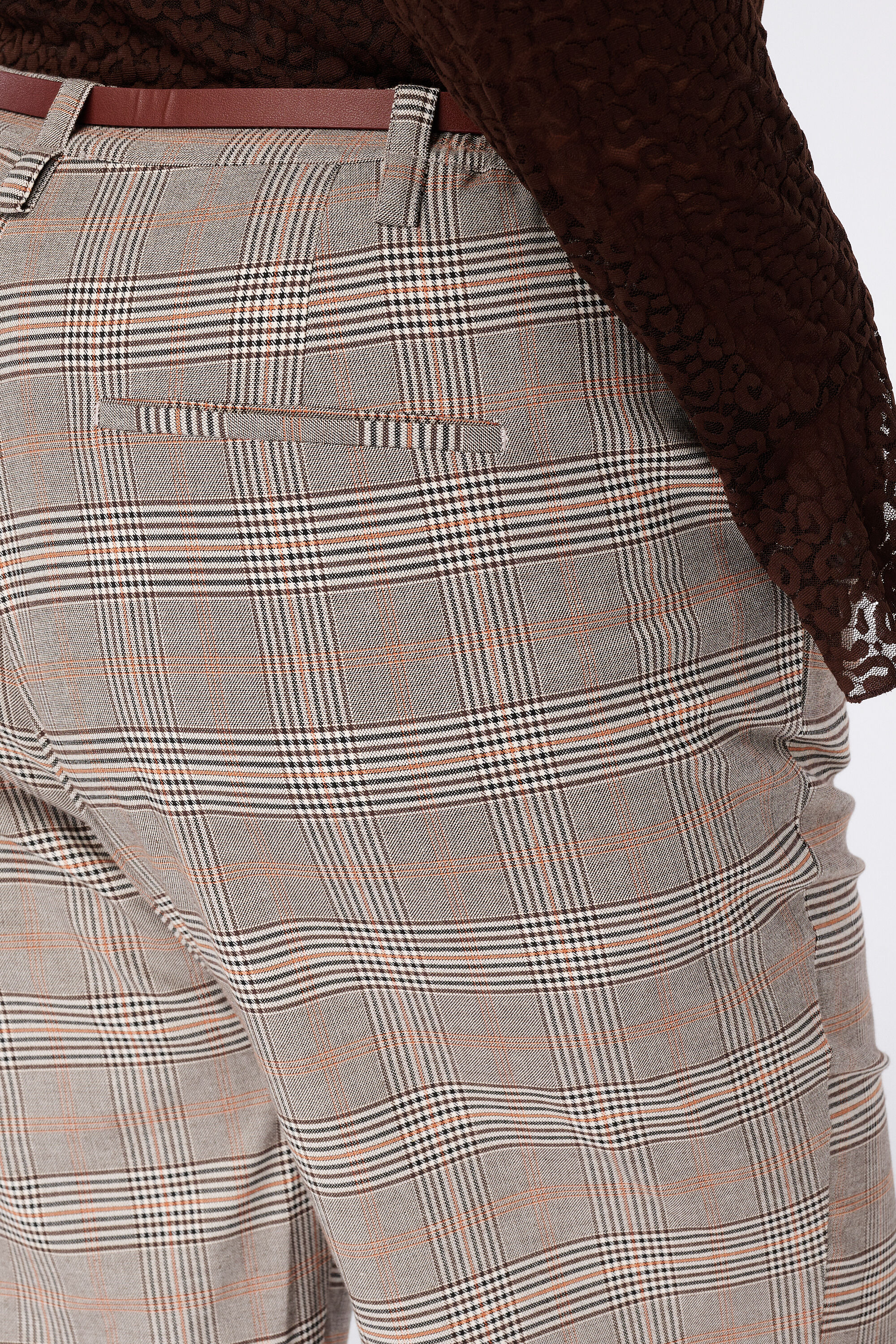 Pantalon &agrave; carreaux avec ceinture image number 4