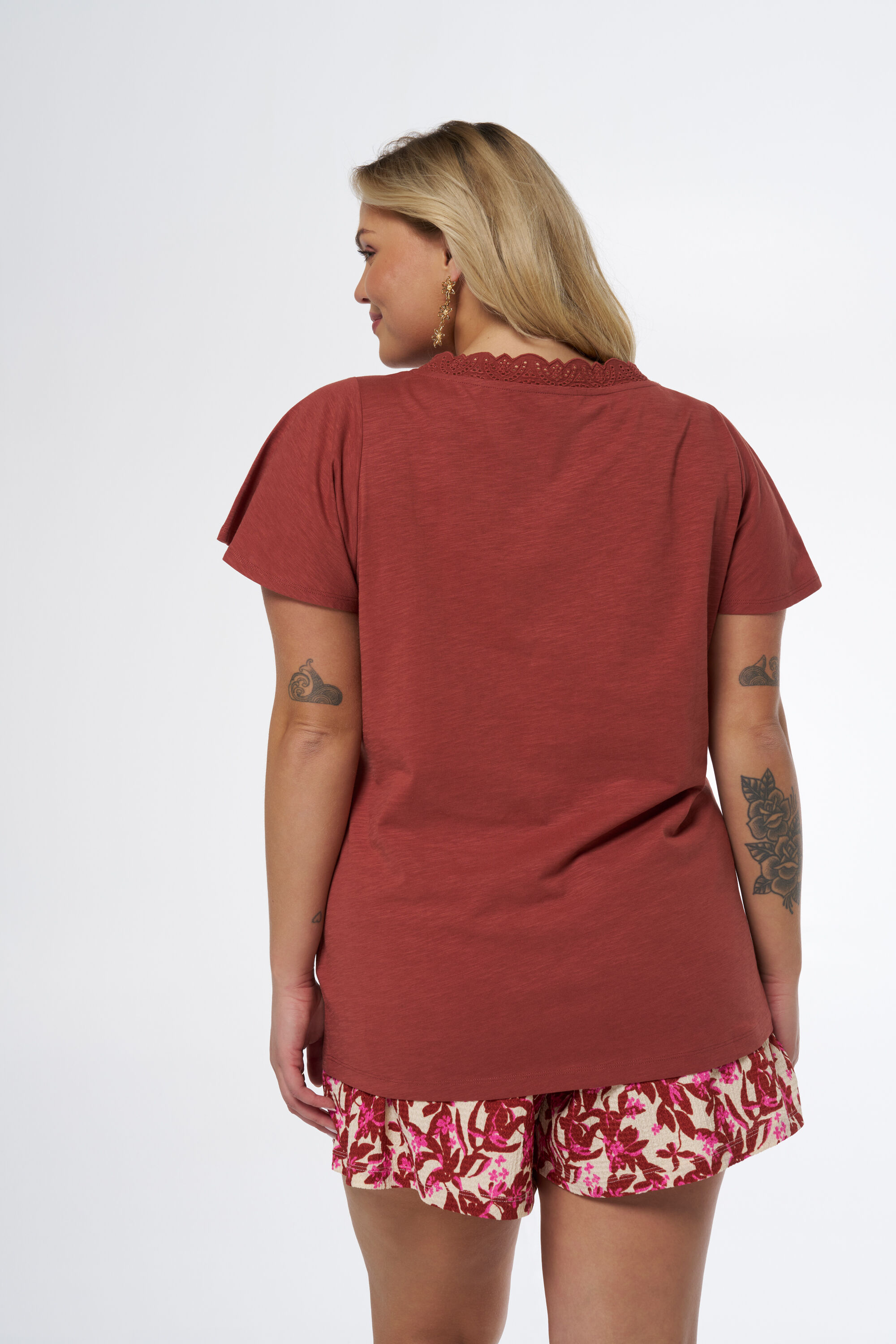 T-shirt avec des d&eacute;tails brod&eacute;s image number 3