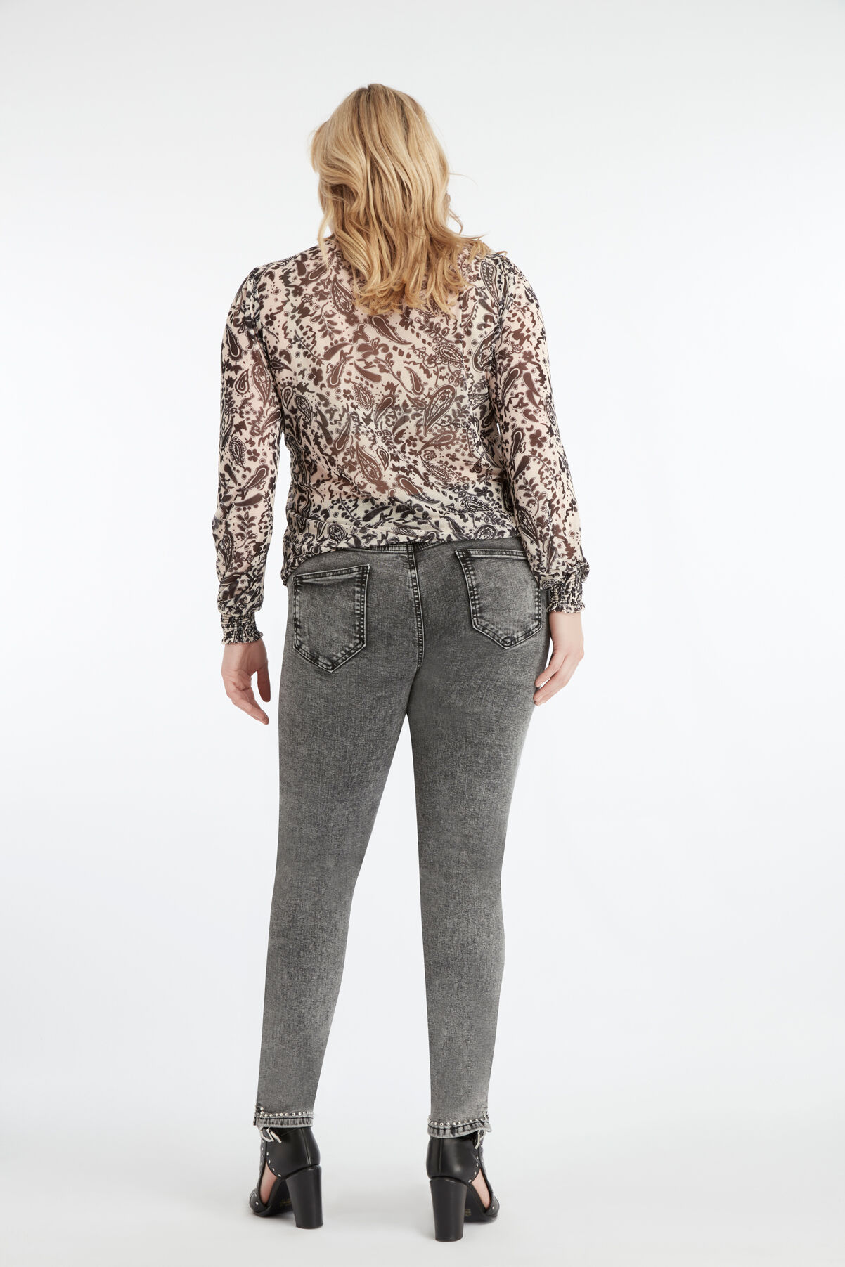 Jean avec clous image number 5