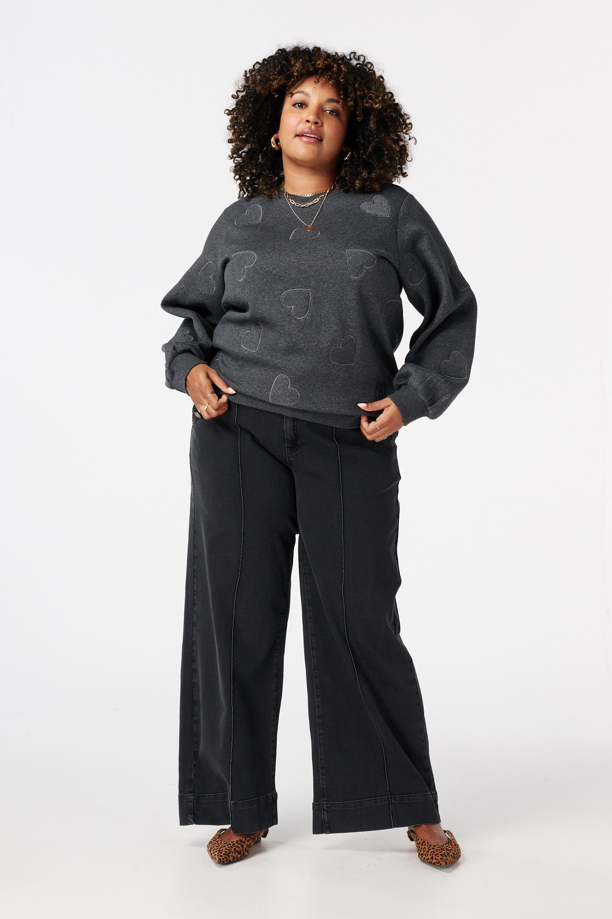 Pull avec c&oelig;urs brod&eacute;s image number 5