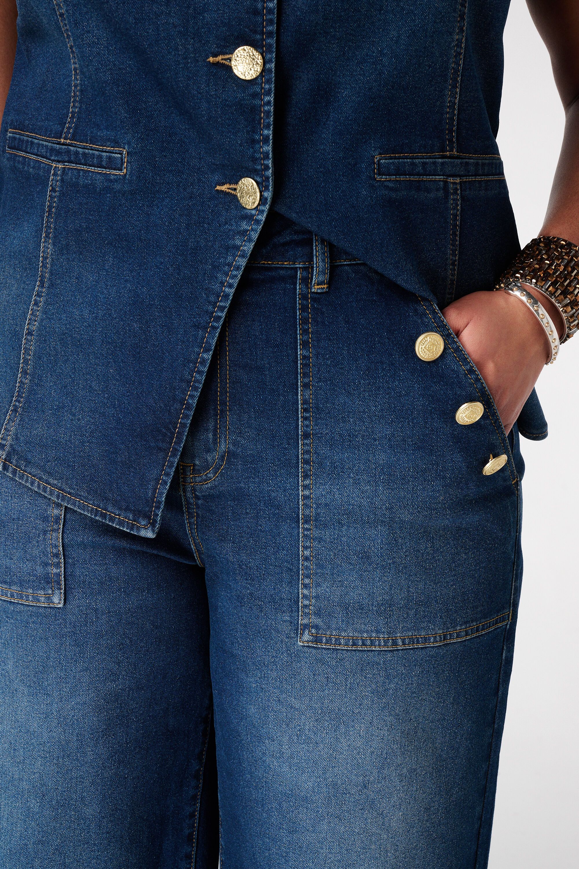 Wide leg jean avec boutons d&eacute;coratifs image number 4