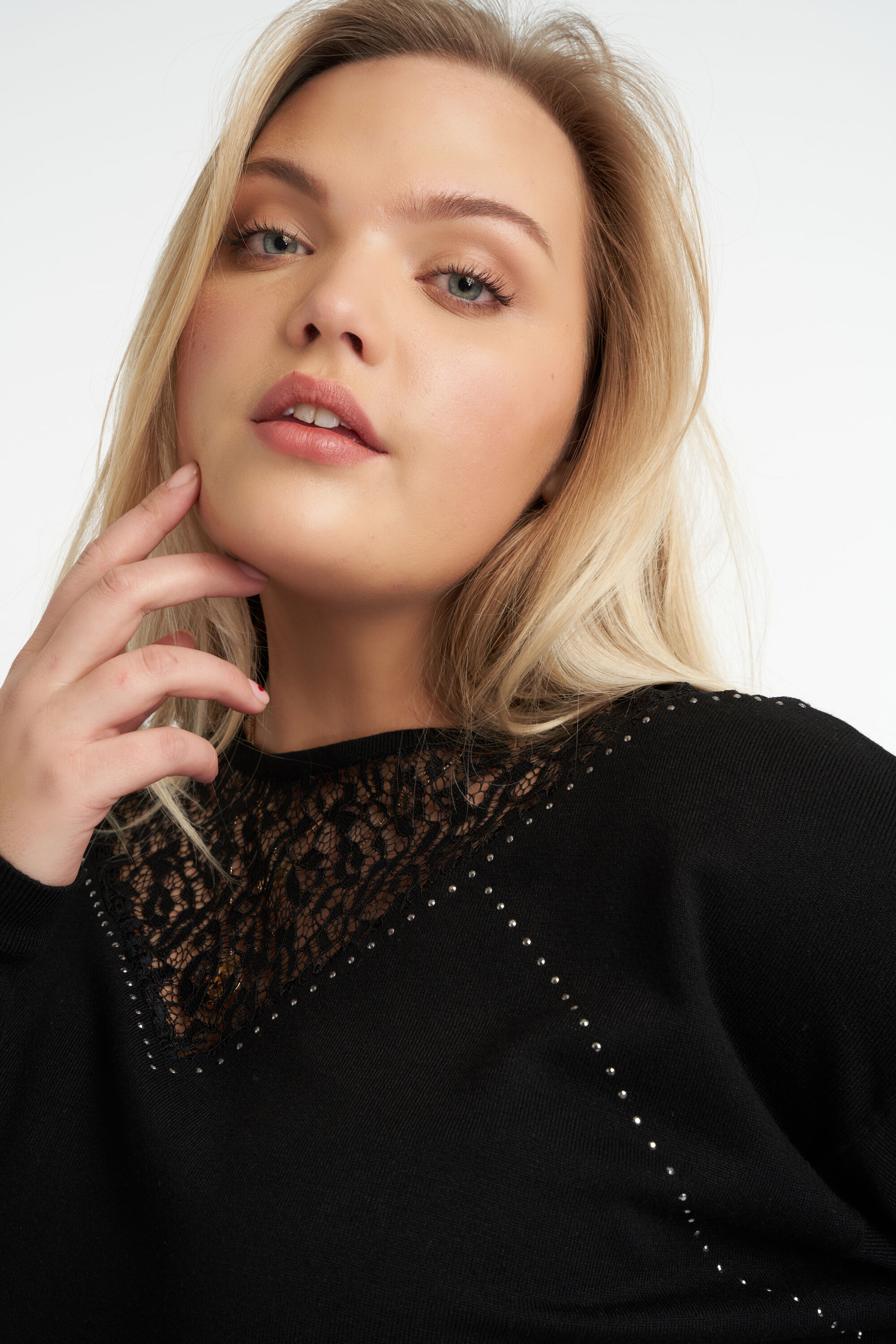 Haut en crochet avec motif ajour&eacute; et taille &agrave; cordon image number 4