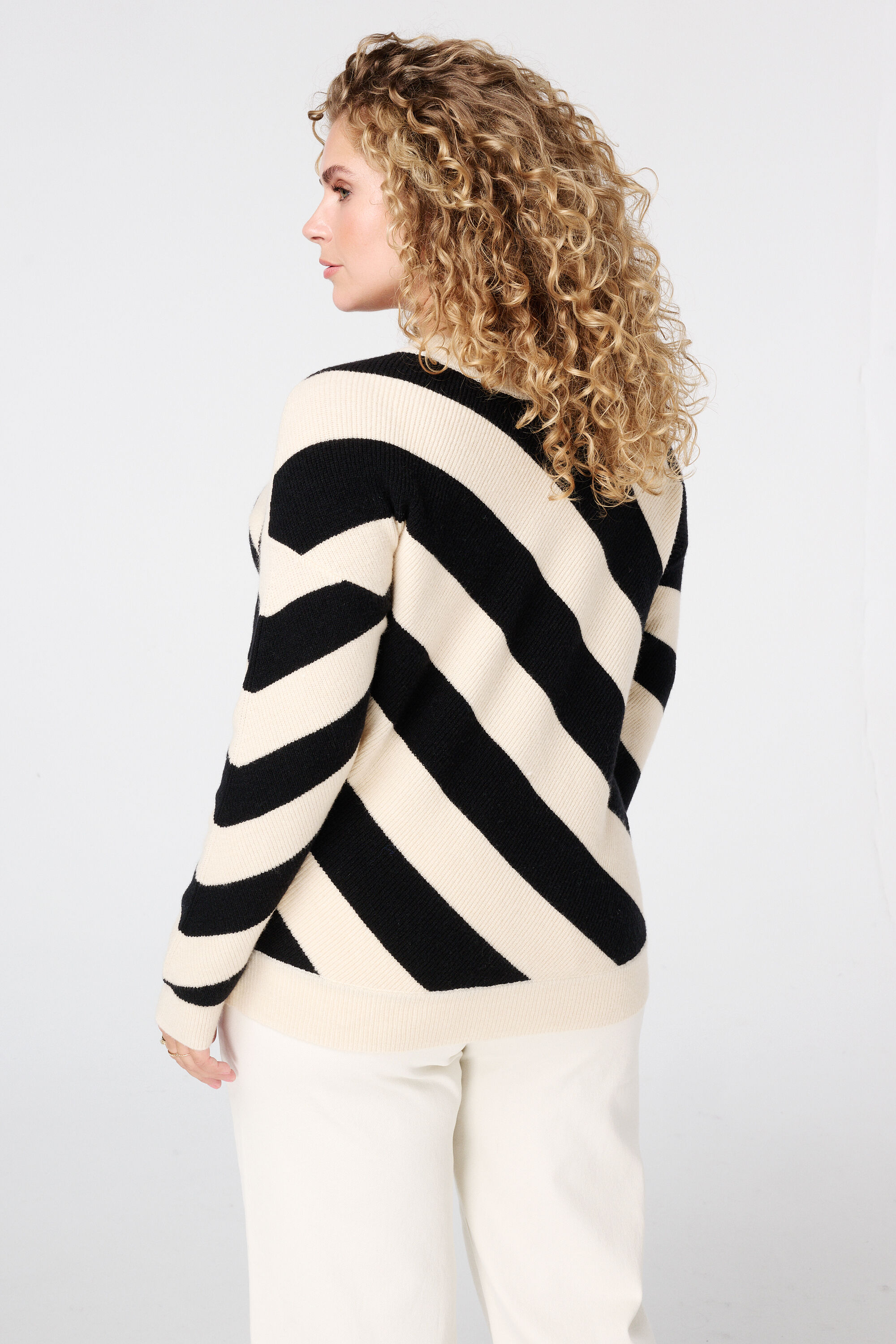 Pull &agrave; rayures diagonales image number 3