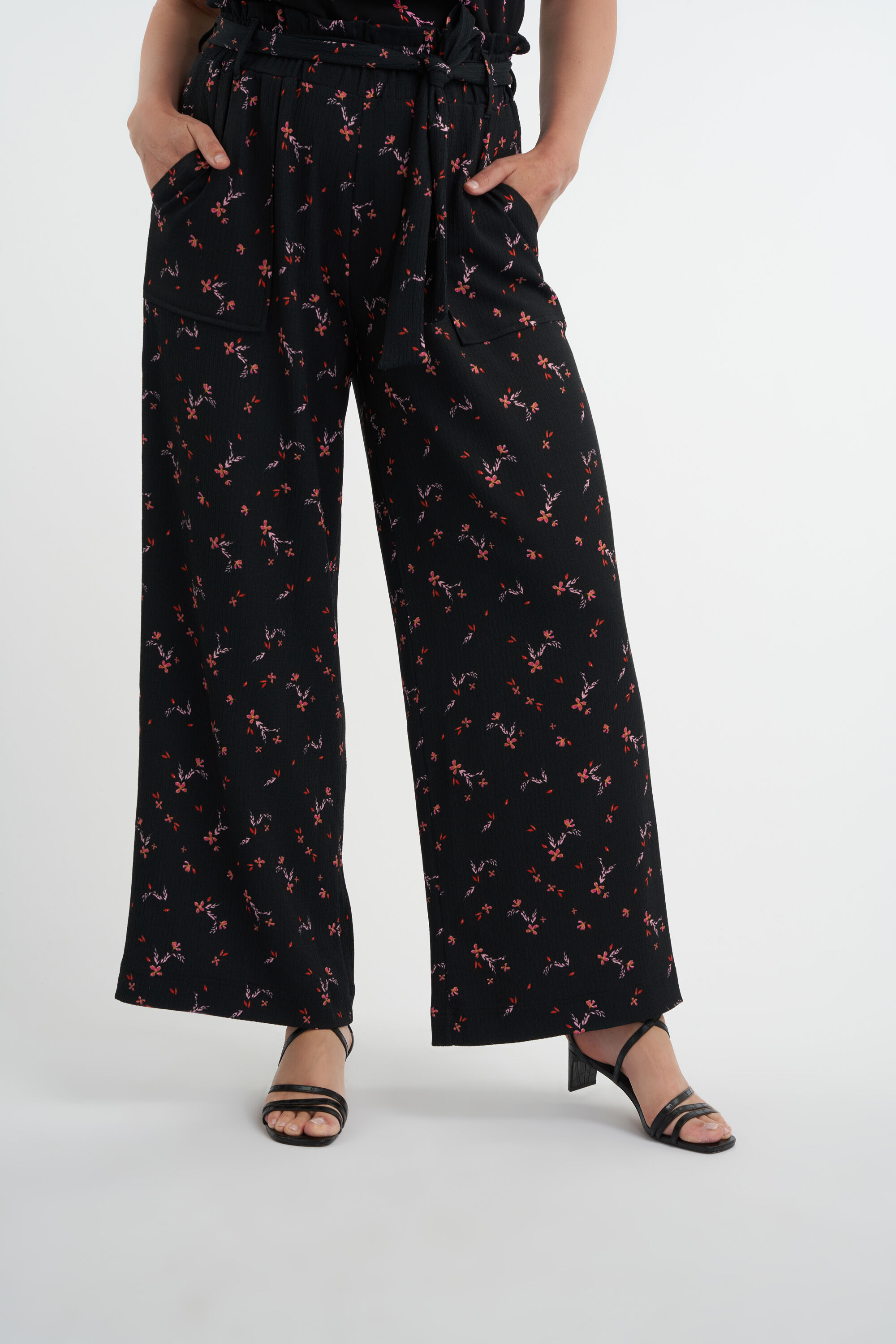 Pantalon large avec ceinture image number 5