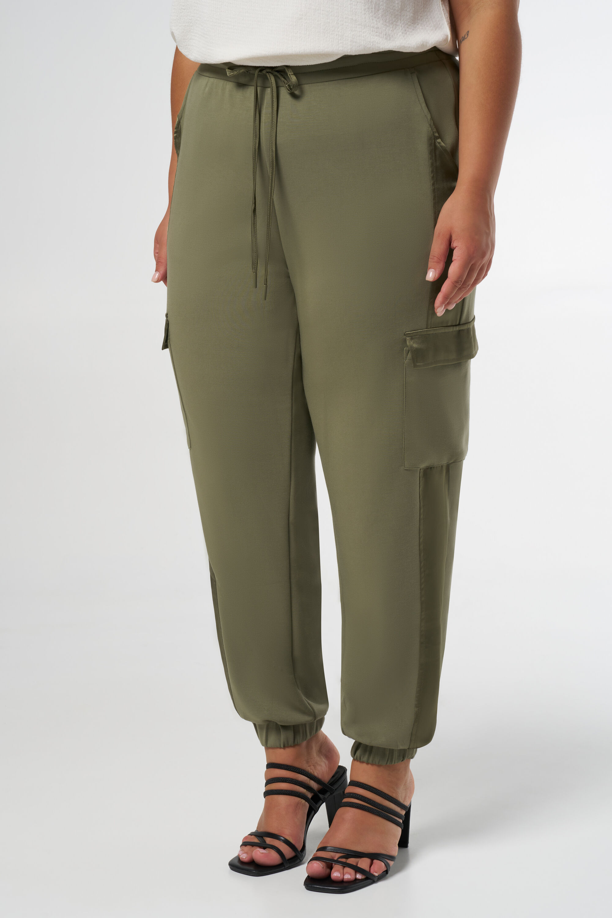 Pantalon cargo en satin image number 3