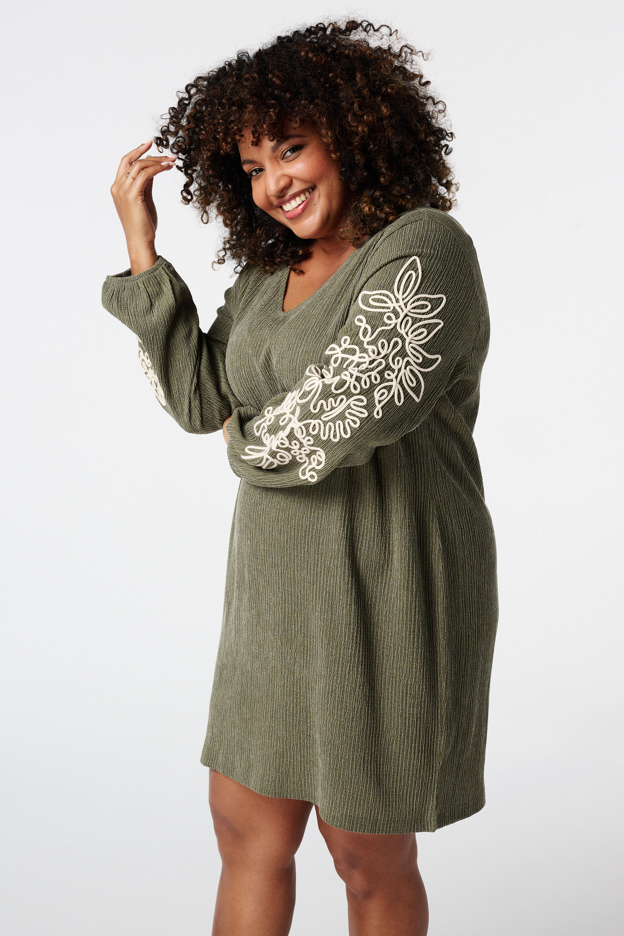 Robe avec d&eacute;tails image number 5