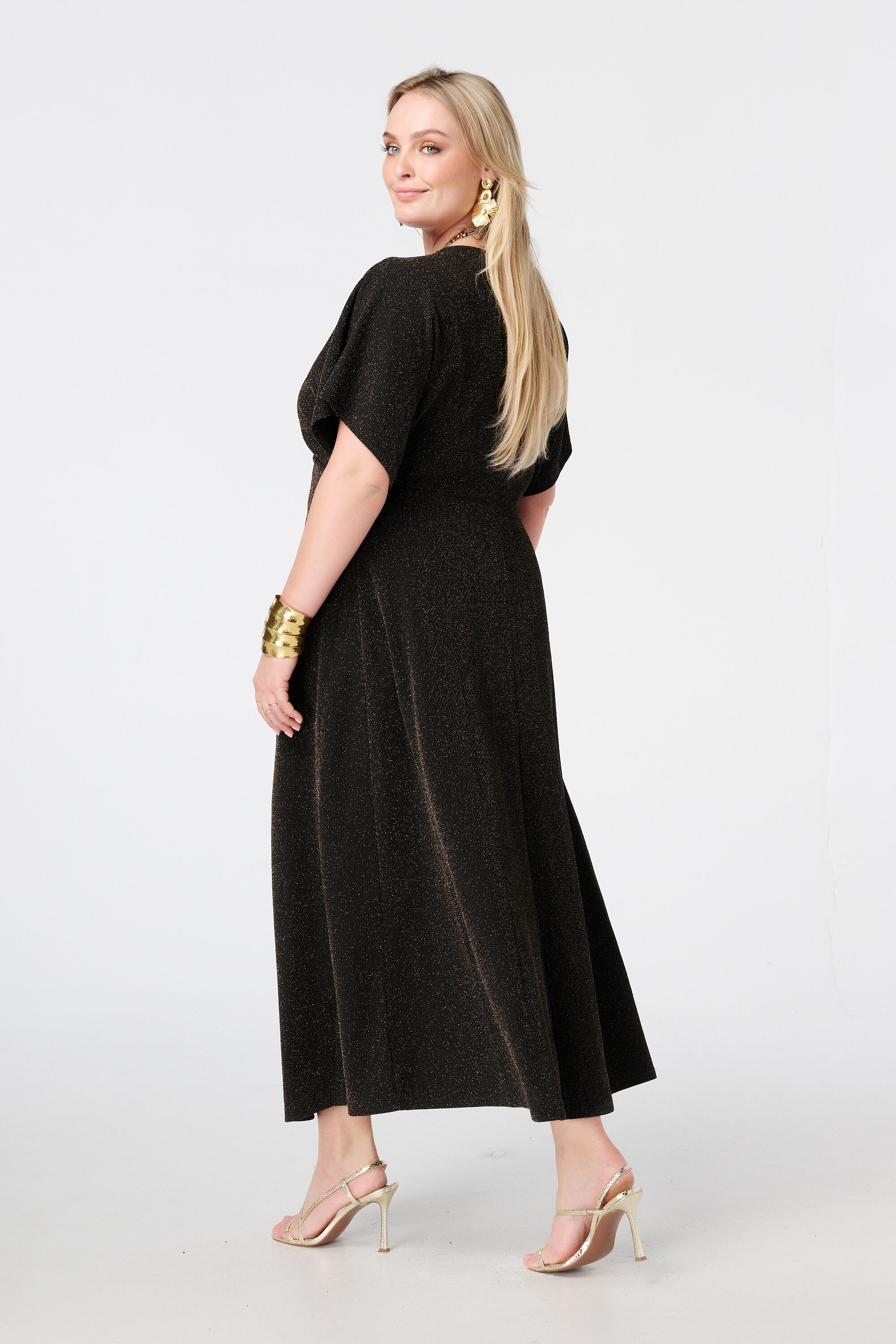 Robe &agrave; paillettes avec manches papillon et d&eacute;tails boutonn&eacute;s image number 3