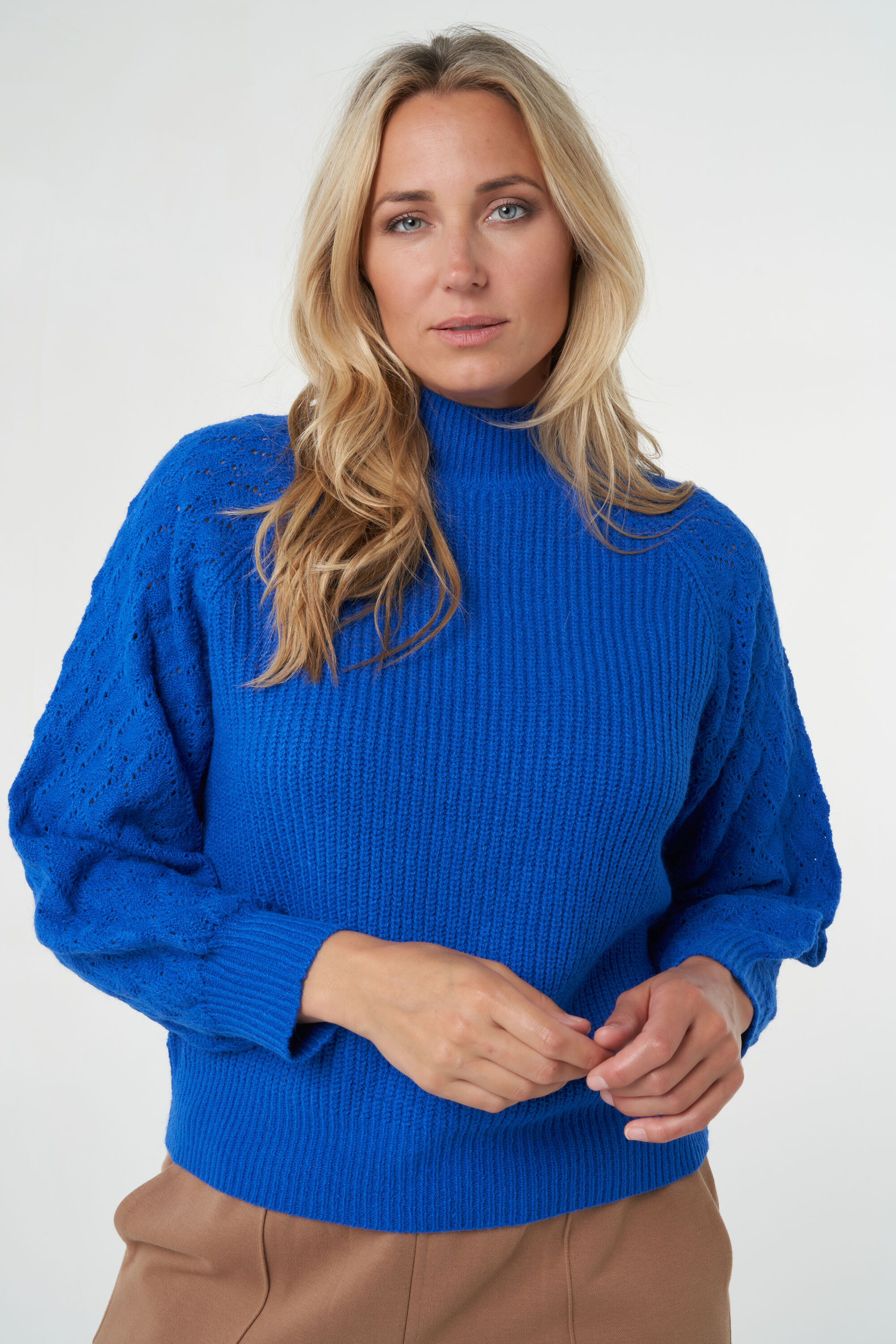 Pull ample avec col roul&eacute; et motif image number 0