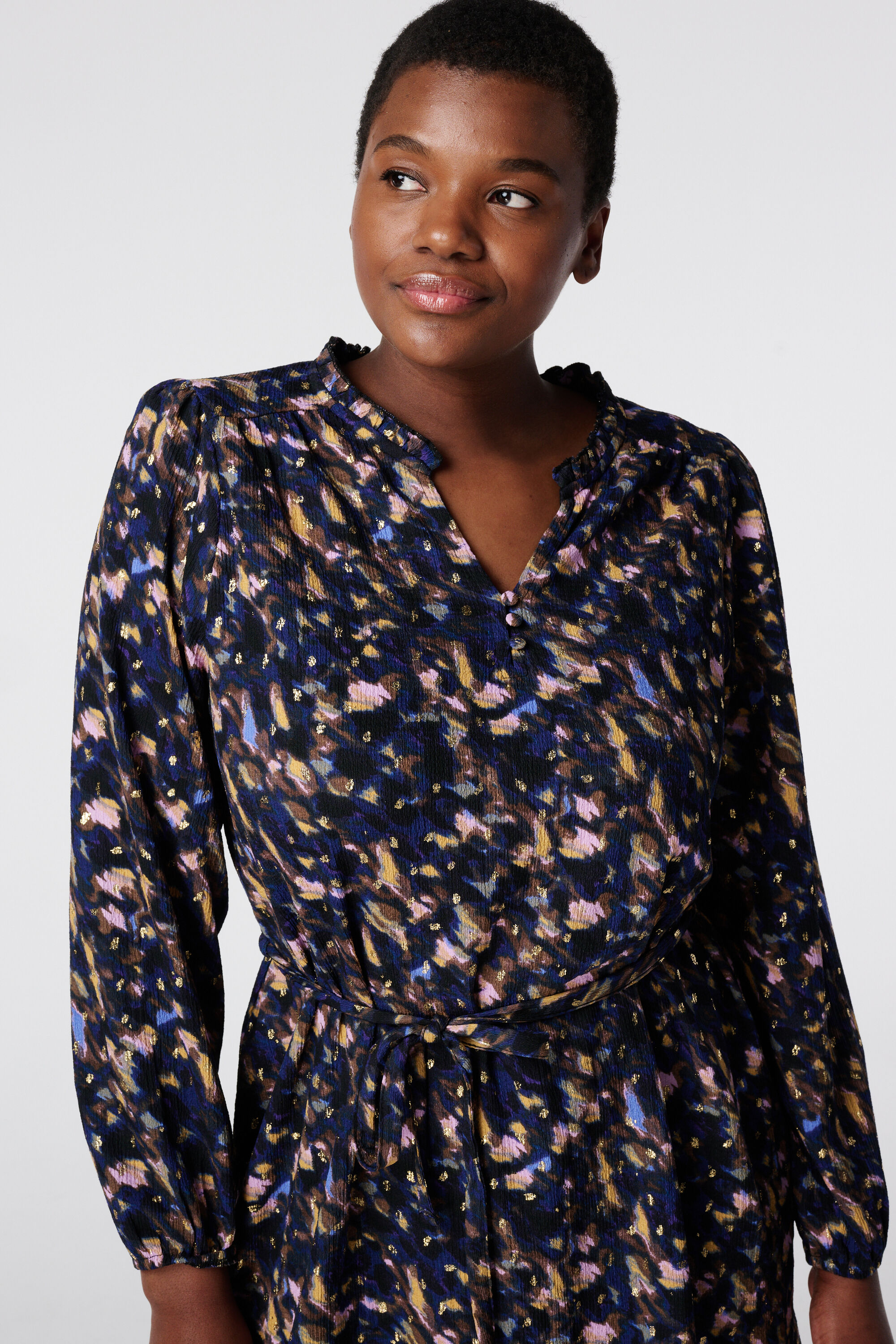 Robe aux d&eacute;tails dor&eacute;s image number 4