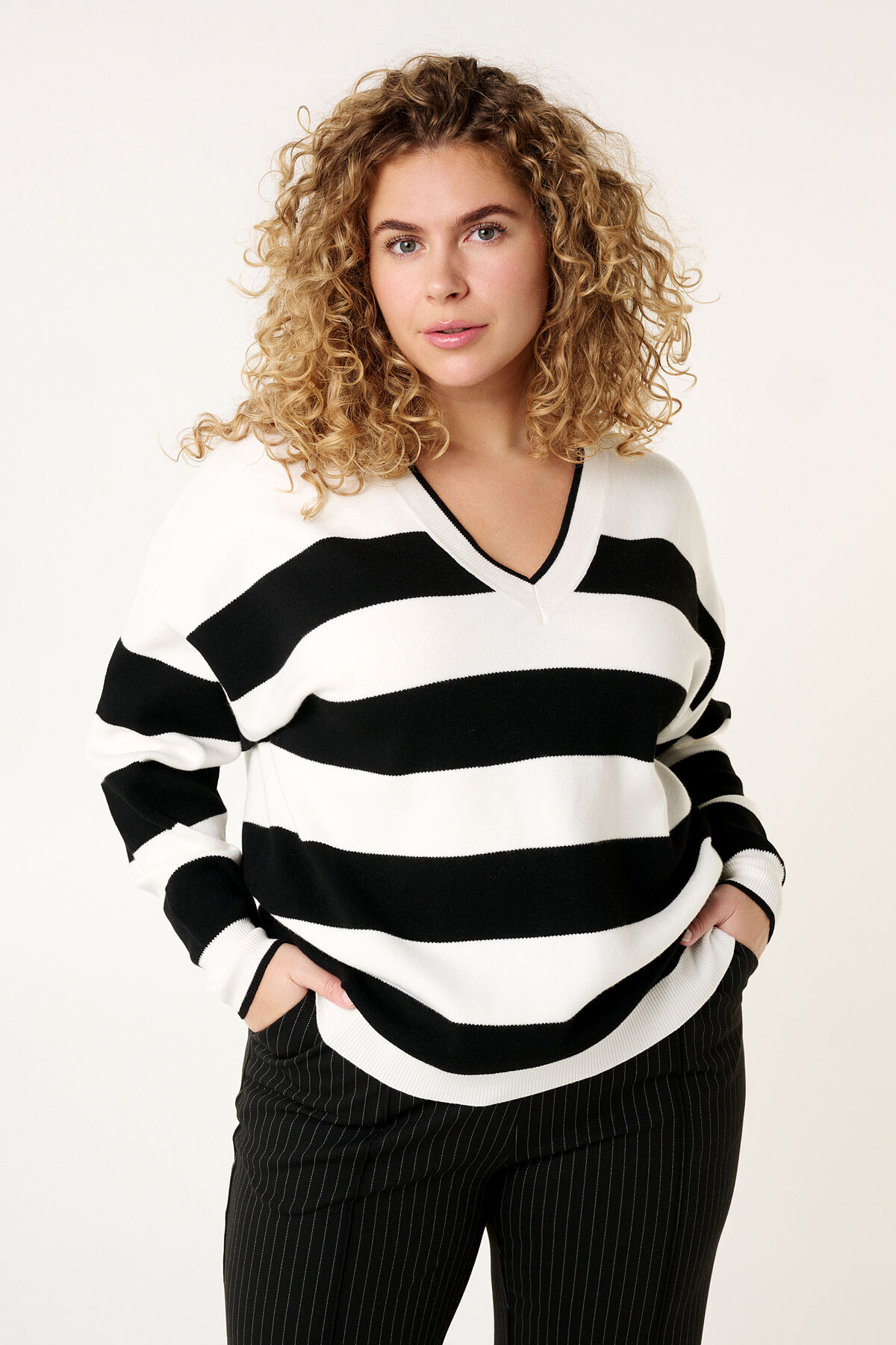 Pull ray&eacute; &agrave; mailles fines image number 5