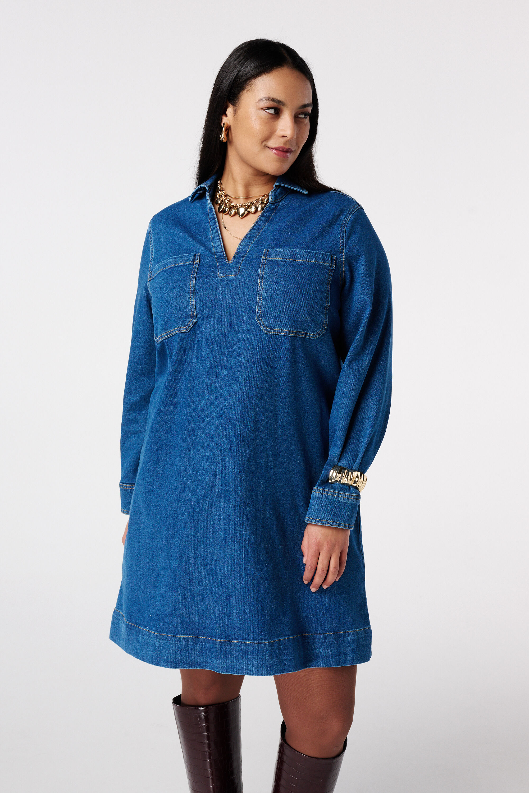 Robe en jean &agrave; encolure en V image number 5