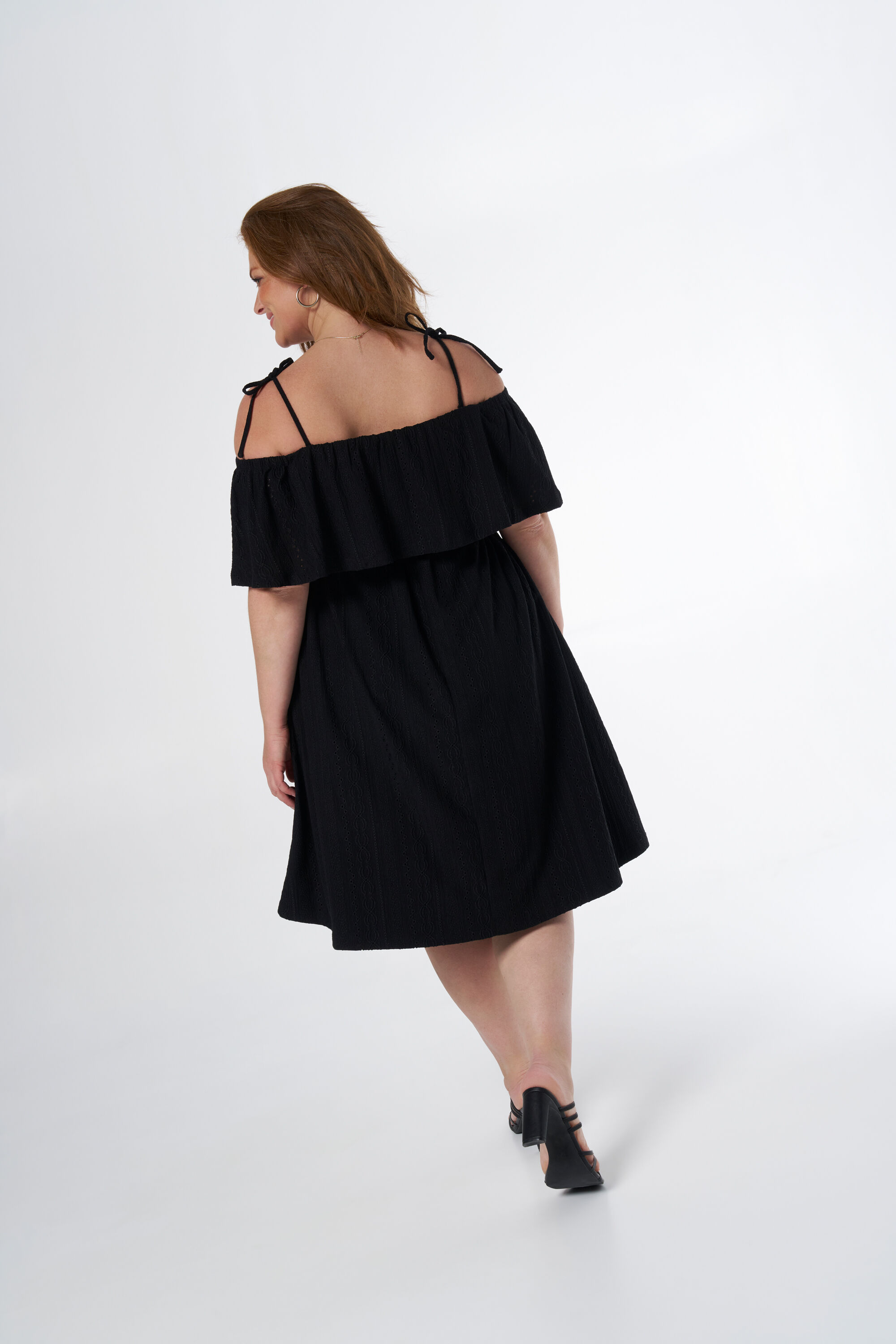 Robe &agrave; &eacute;paules ajour&eacute;es avec n&oelig;ud fantaisie image number 3