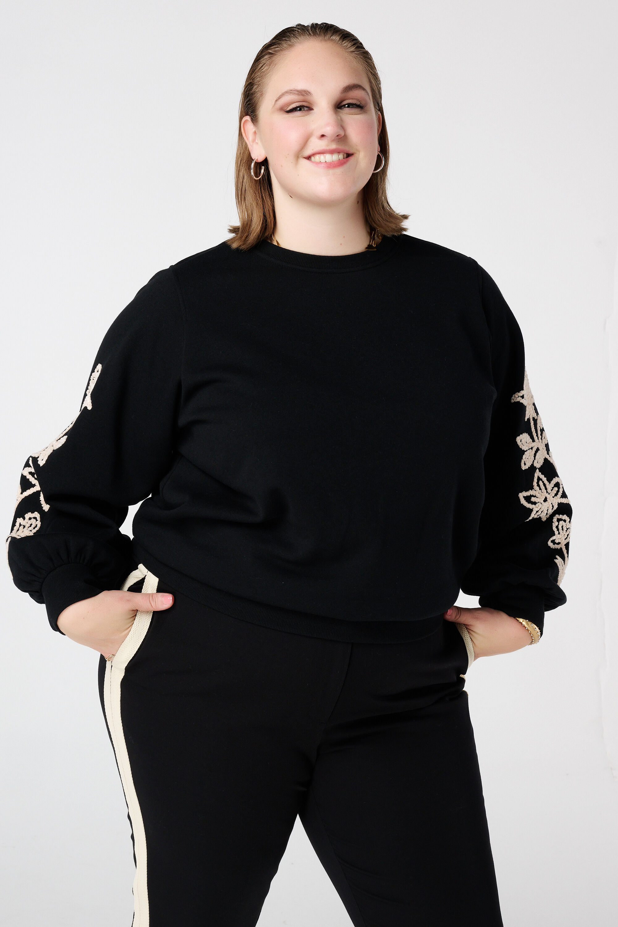 Pull avec broderies d&eacute;licates sur les manches