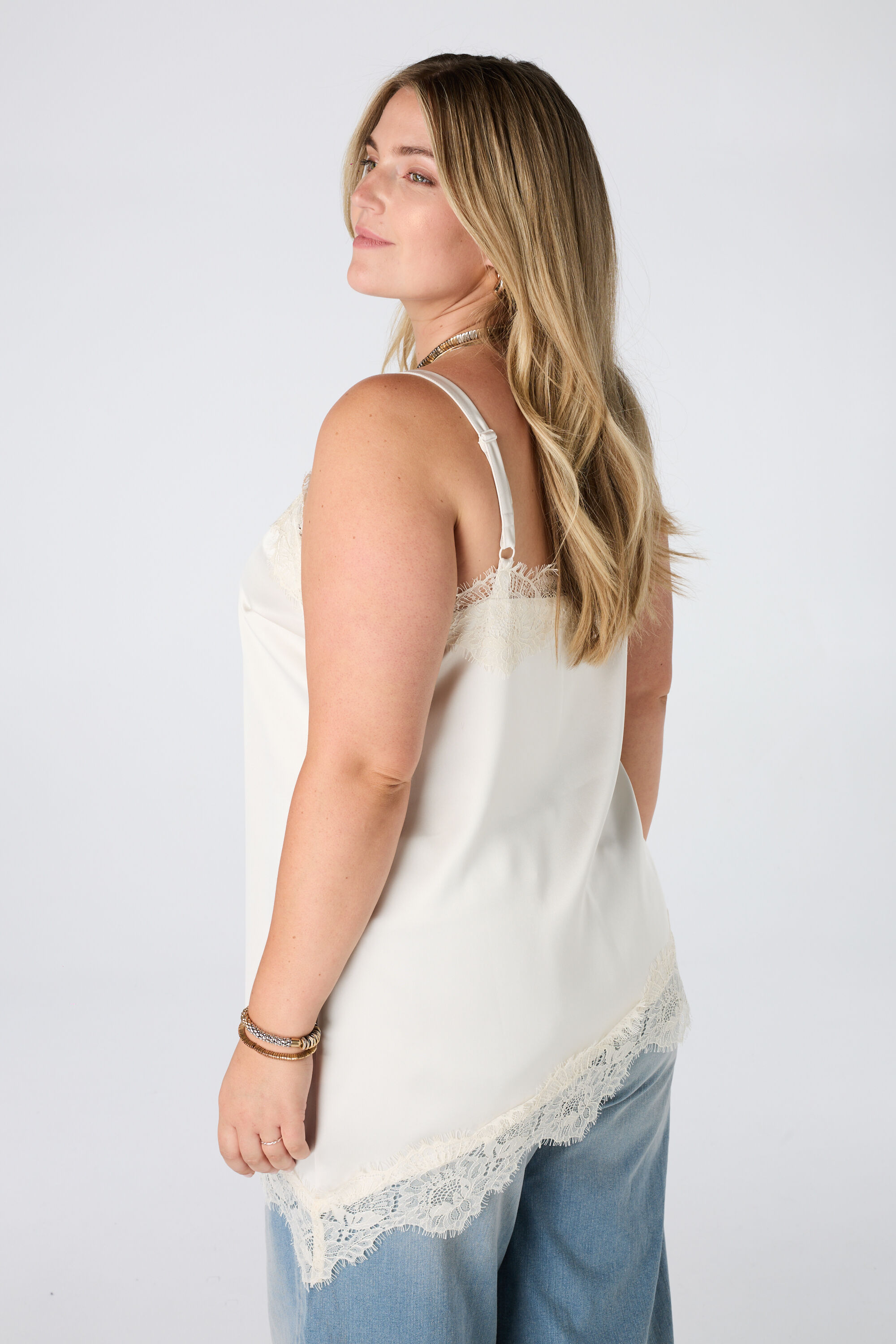 Blouse asym&eacute;trique avec dentelle image number 3