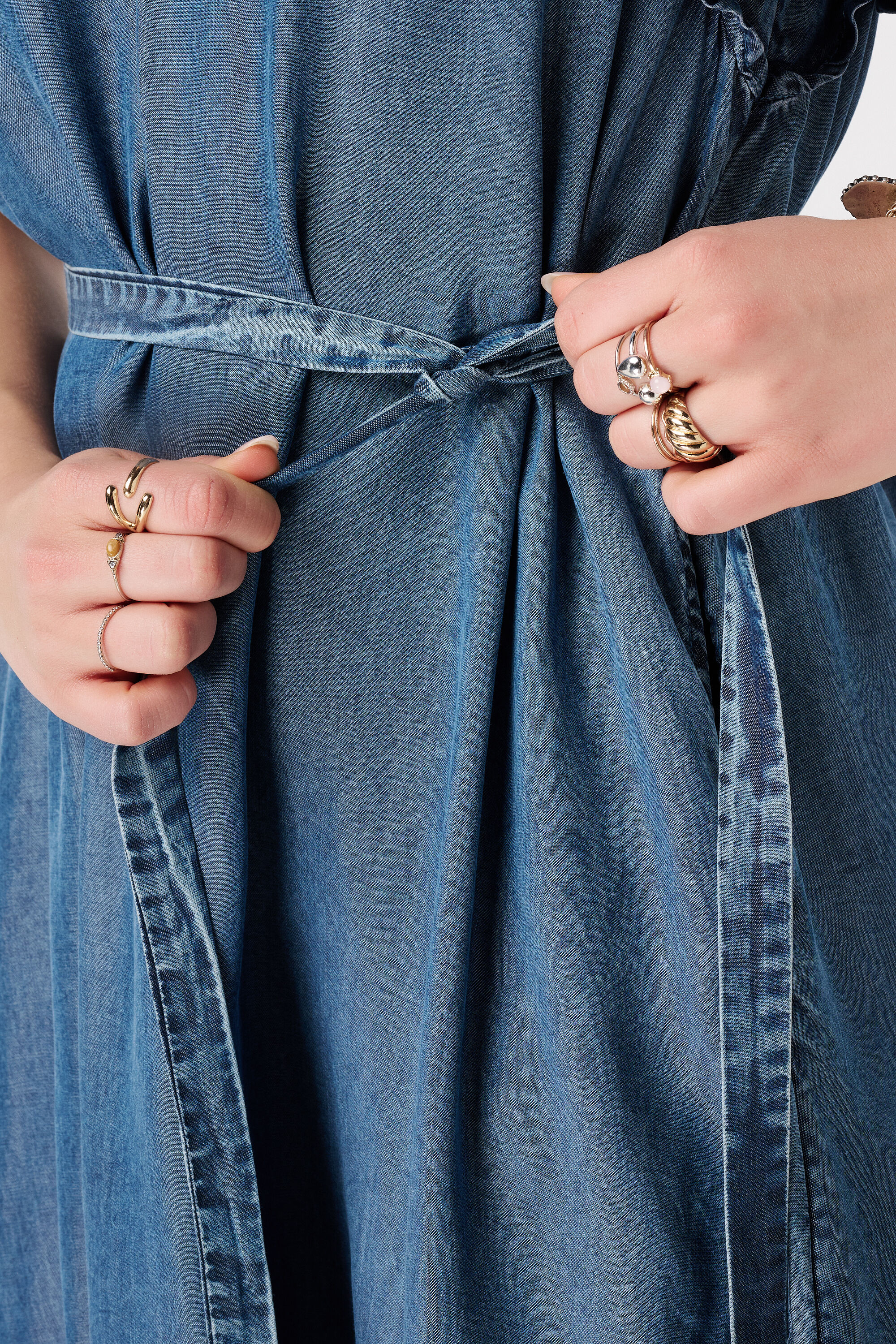 Robe en denim avec ceinture image number 6