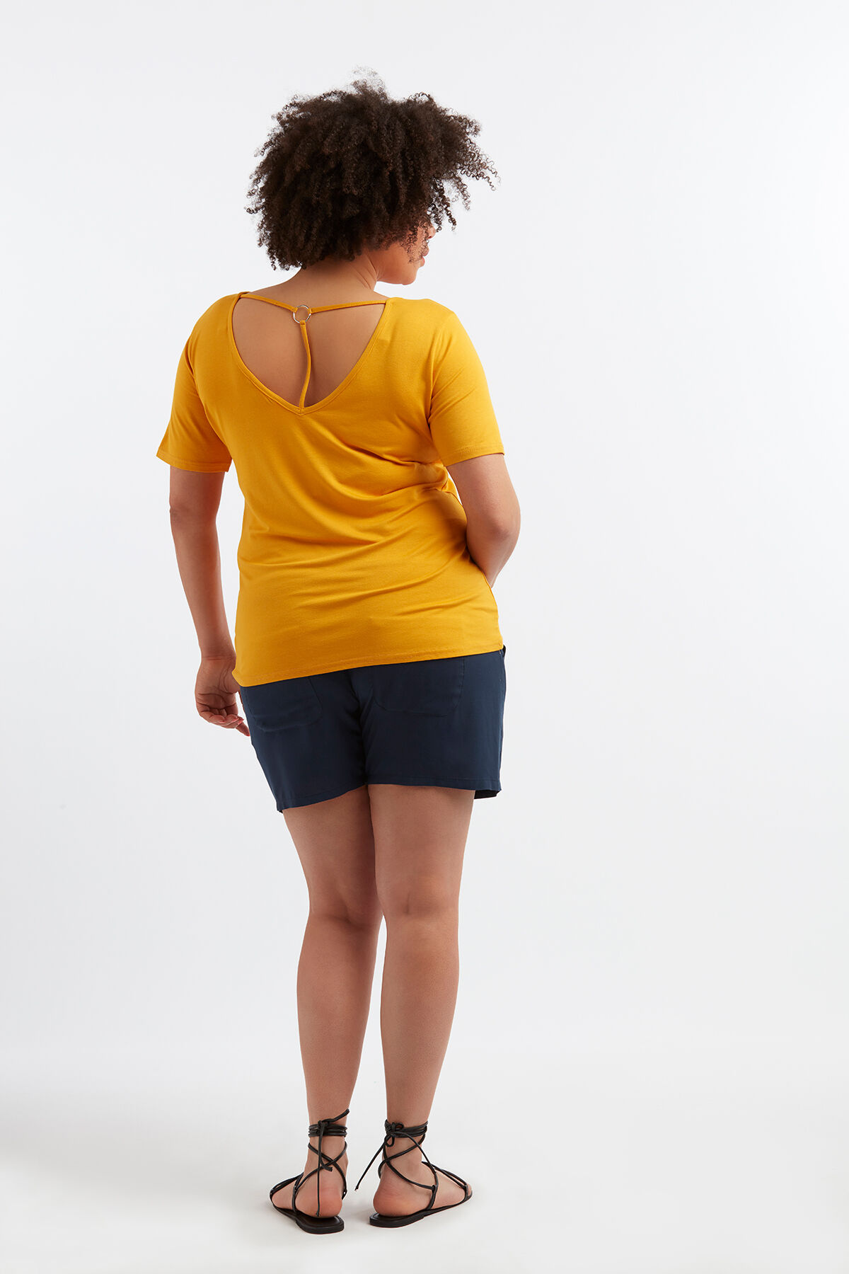 T-shirt avec des d&eacute;tails au dos image number 3