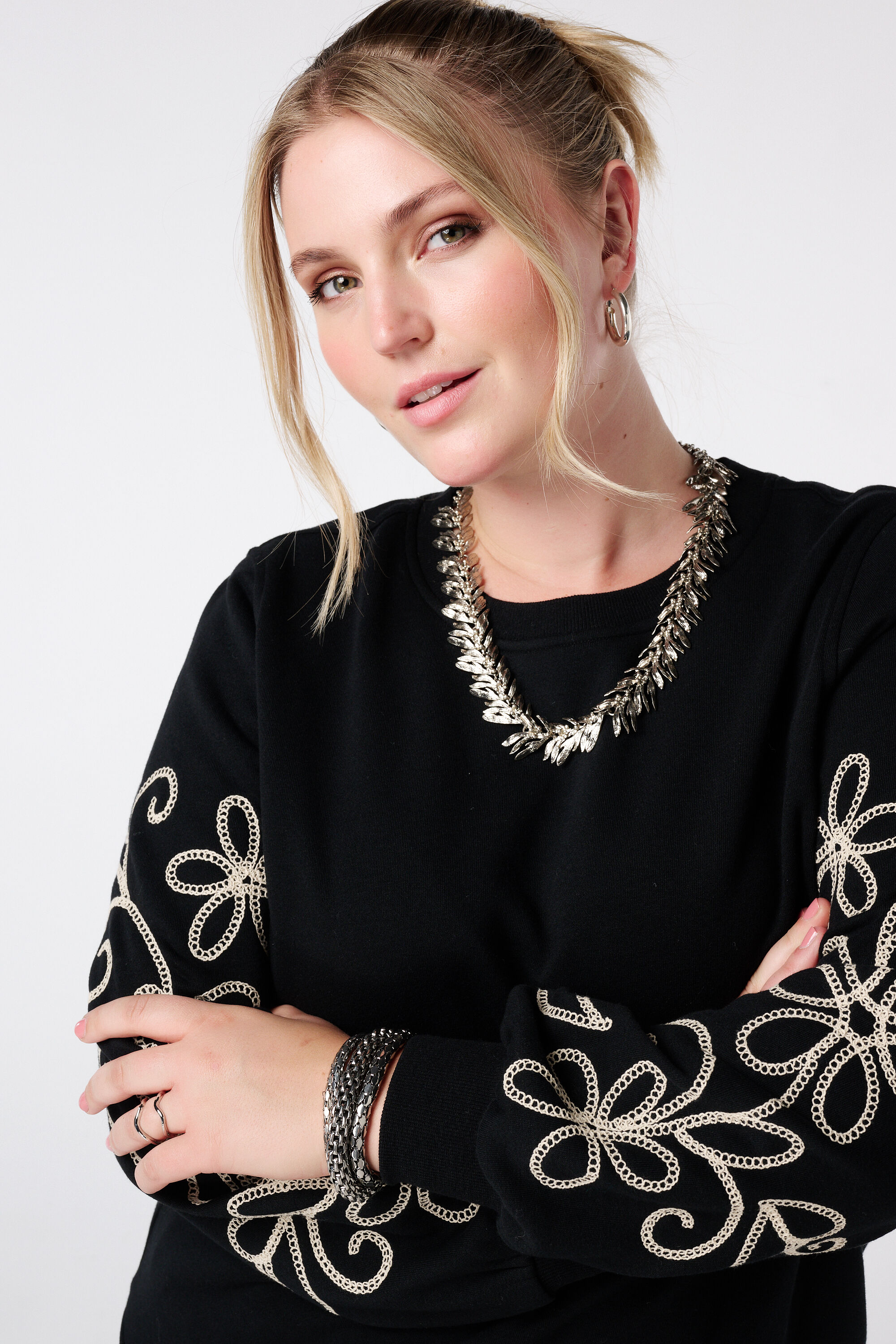 Pull avec d&eacute;tails brod&eacute;s image number 4