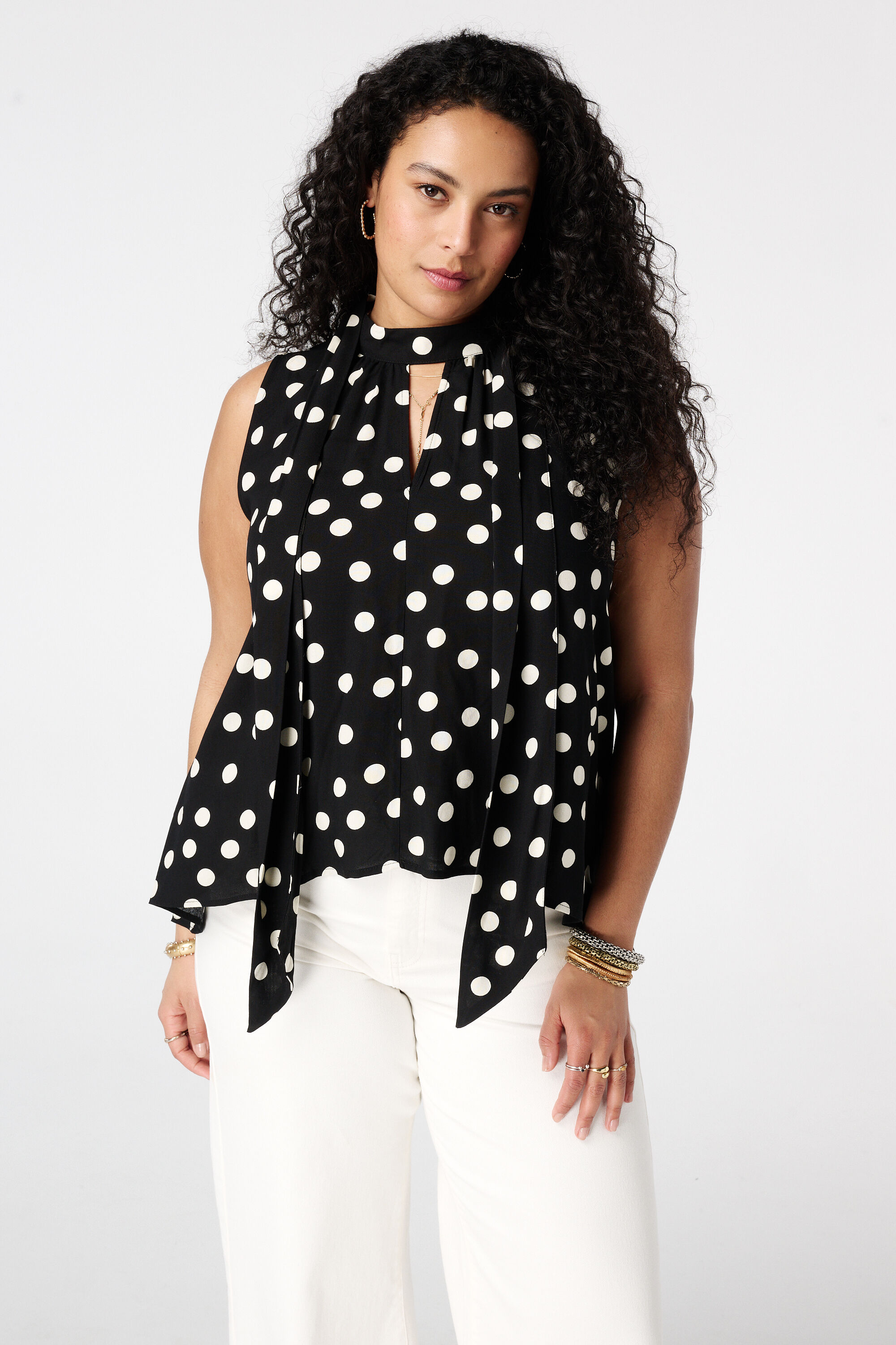Blouse &agrave; pois avec foulard