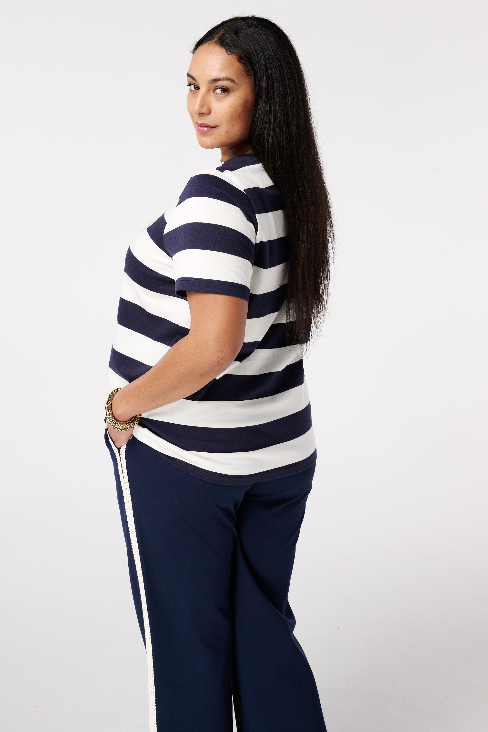 T-shirt ray&eacute; avec texte en dentelle image number 3