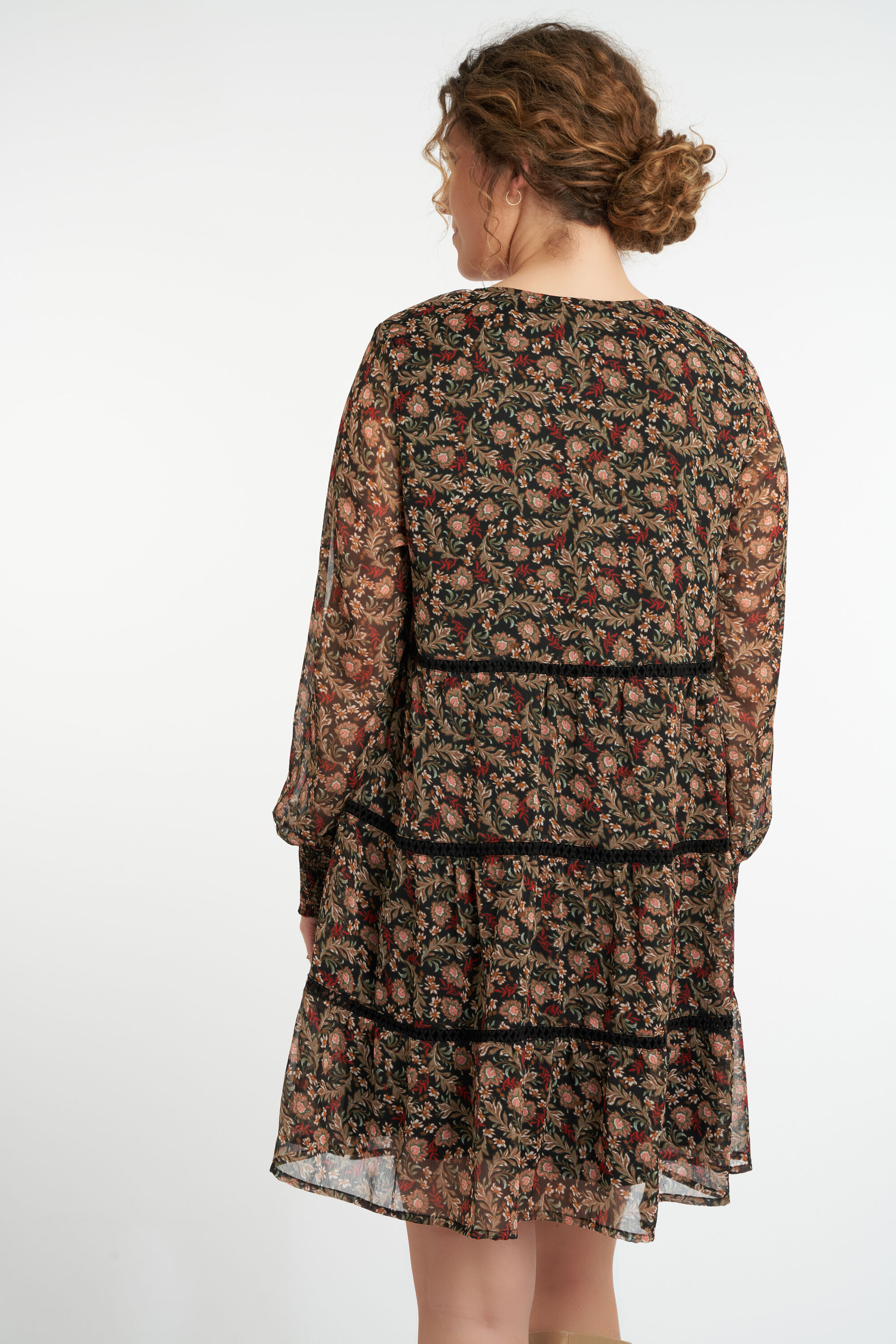 Robe &agrave; fleurs avec des d&eacute;cors fronc&eacute;s   image number 3