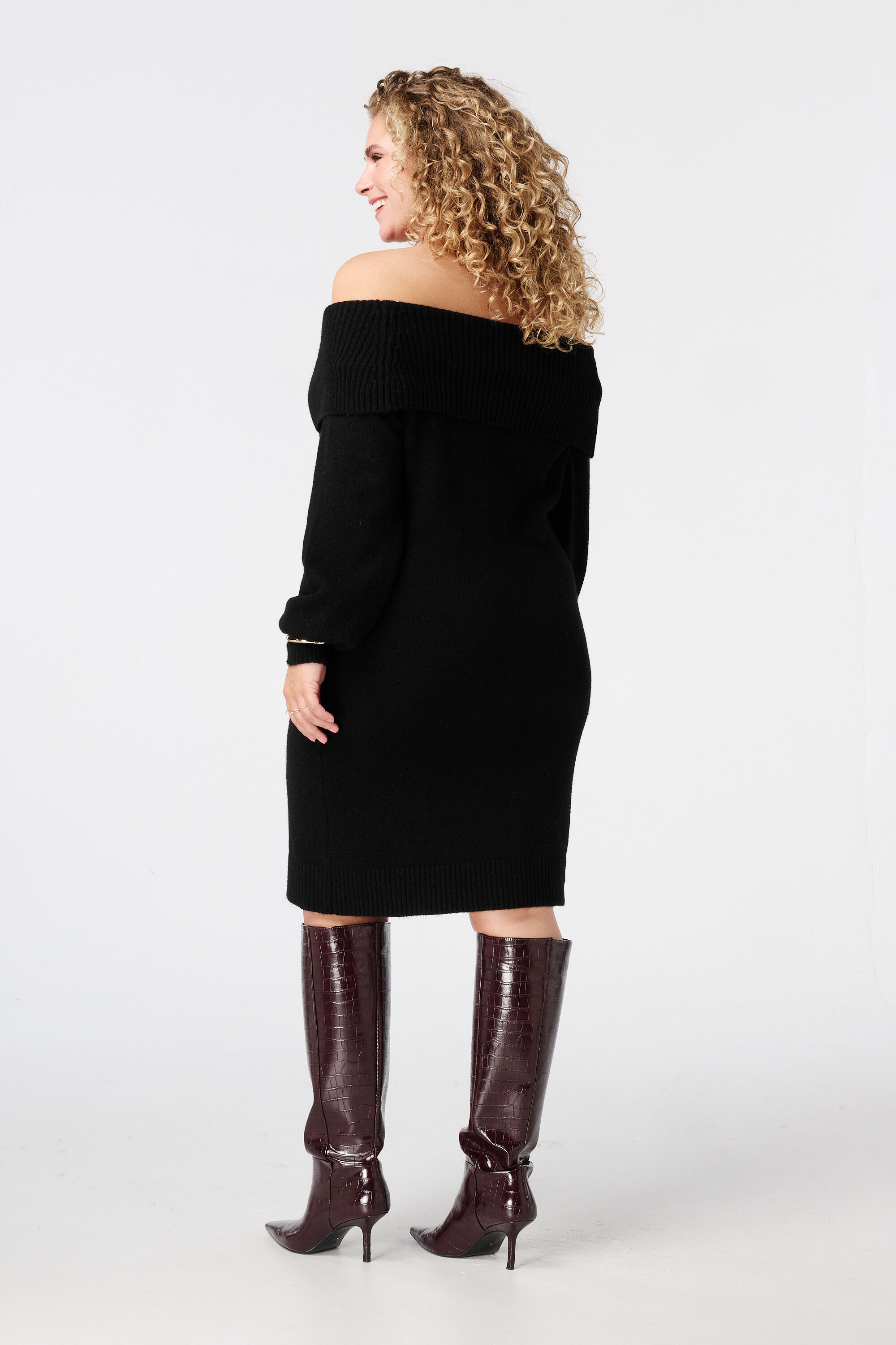 Robe tricot&eacute;e &agrave; &eacute;paules d&eacute;nud&eacute;es image number 3