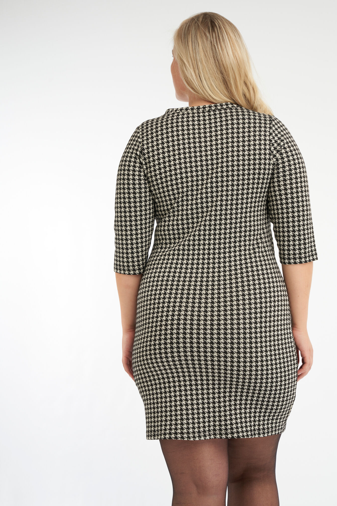 Robe moulante aux d&eacute;cors boutonn&eacute;s image number 3