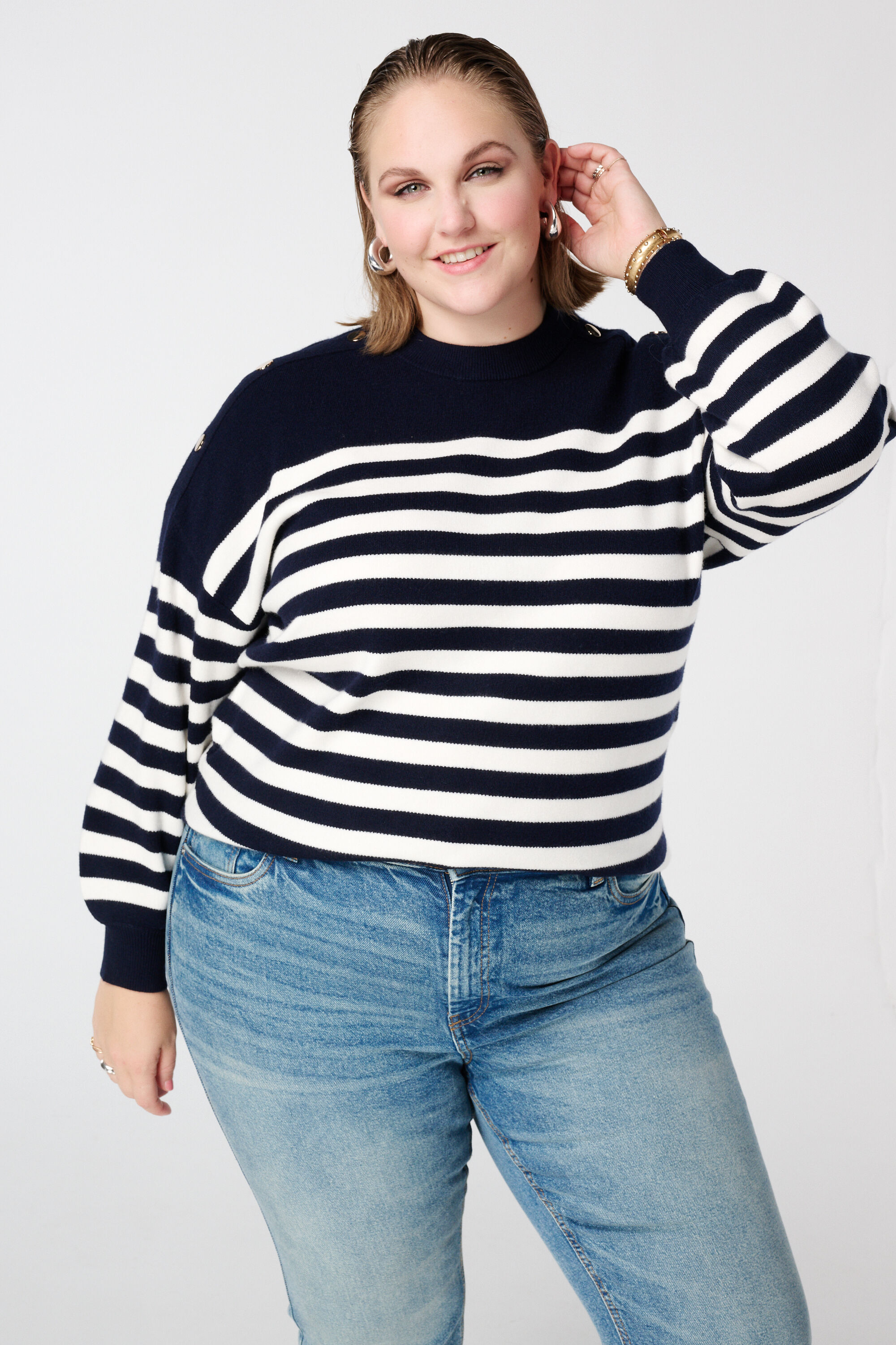 Pull ray&eacute; avec d&eacute;tails de boutons