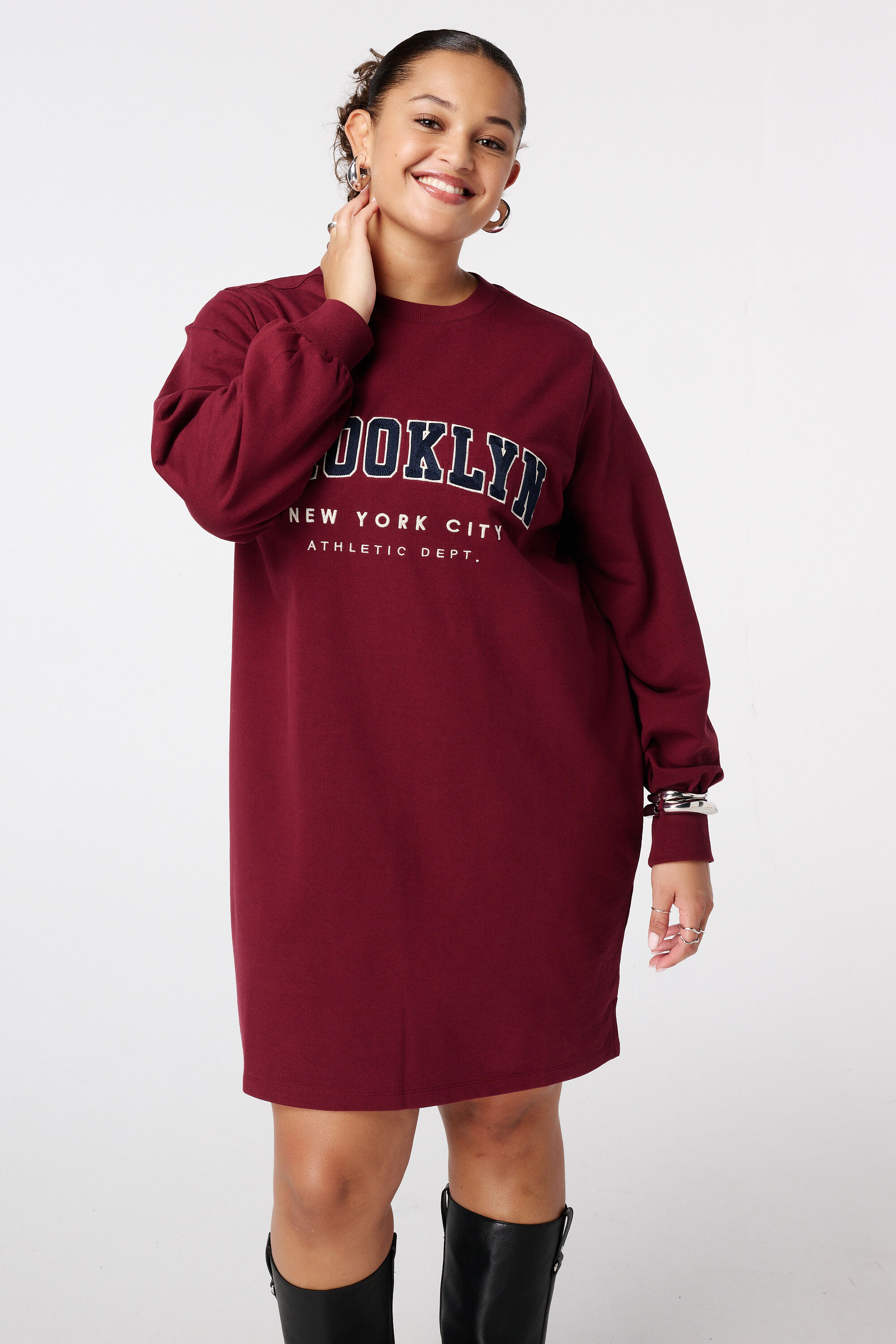 Robe sweat avec inscription image number 5