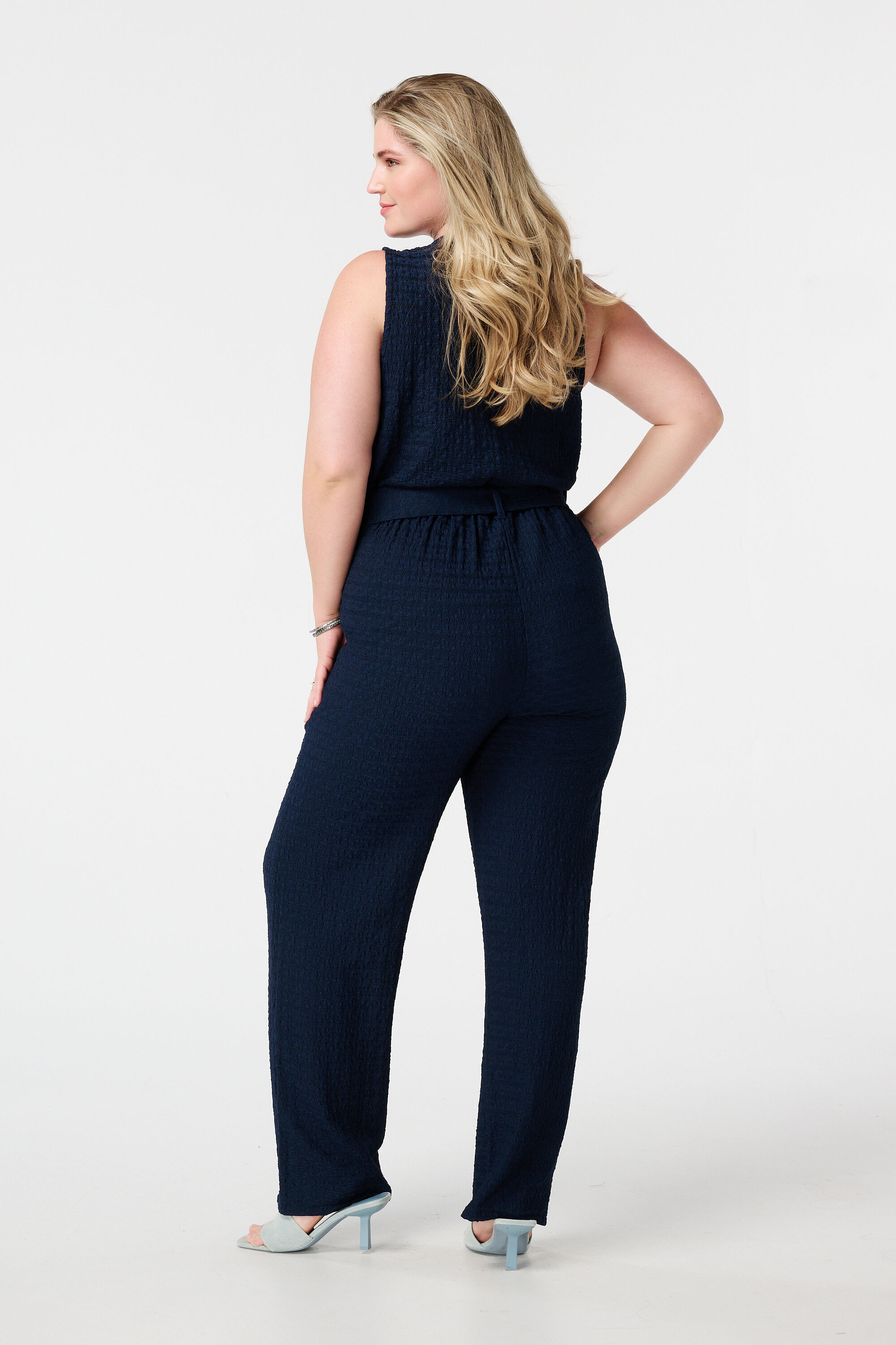 Pantalon textur&eacute; avec ceinture image number 3