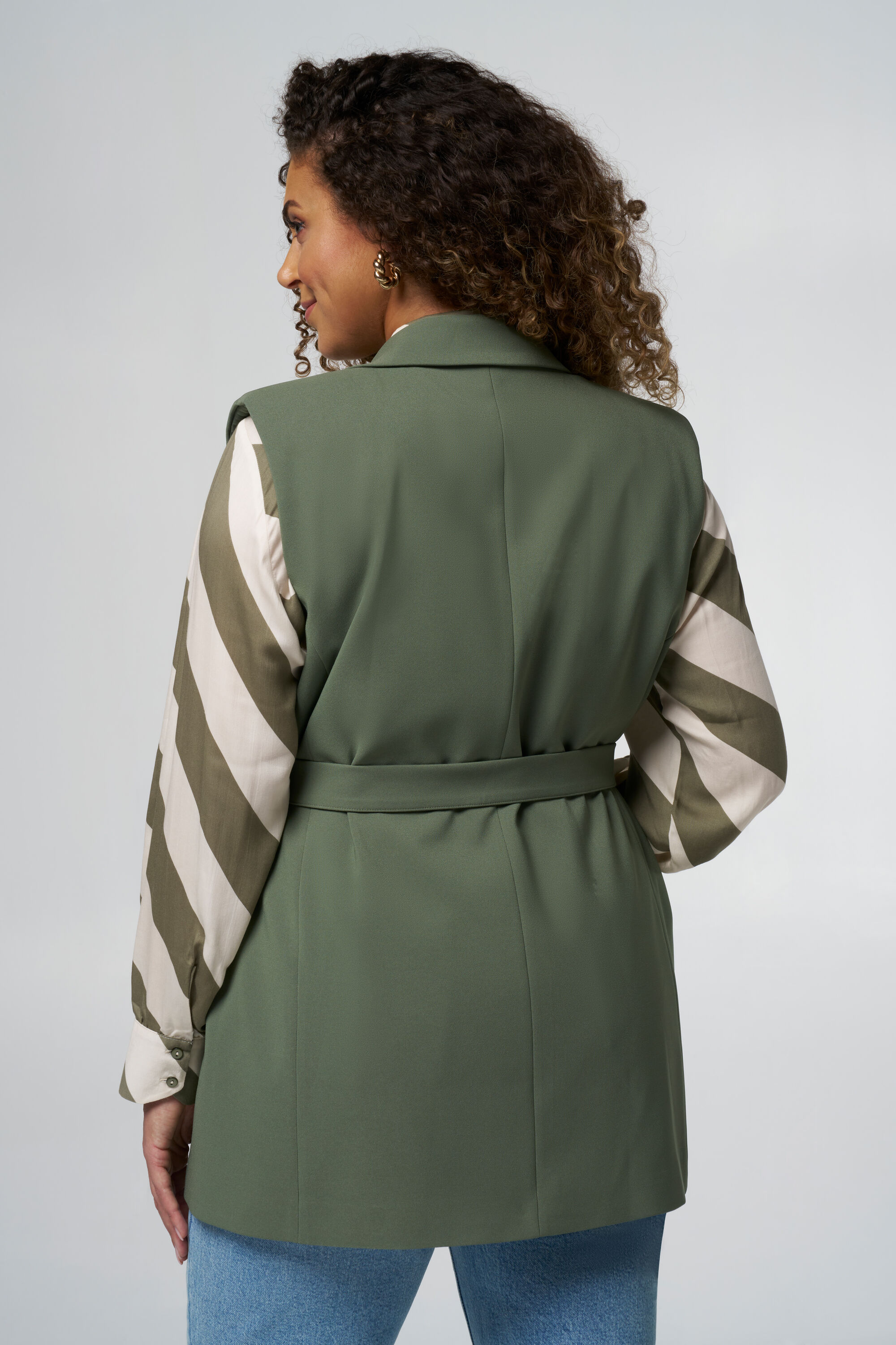 Gilet avec ceinture assortie image number 3