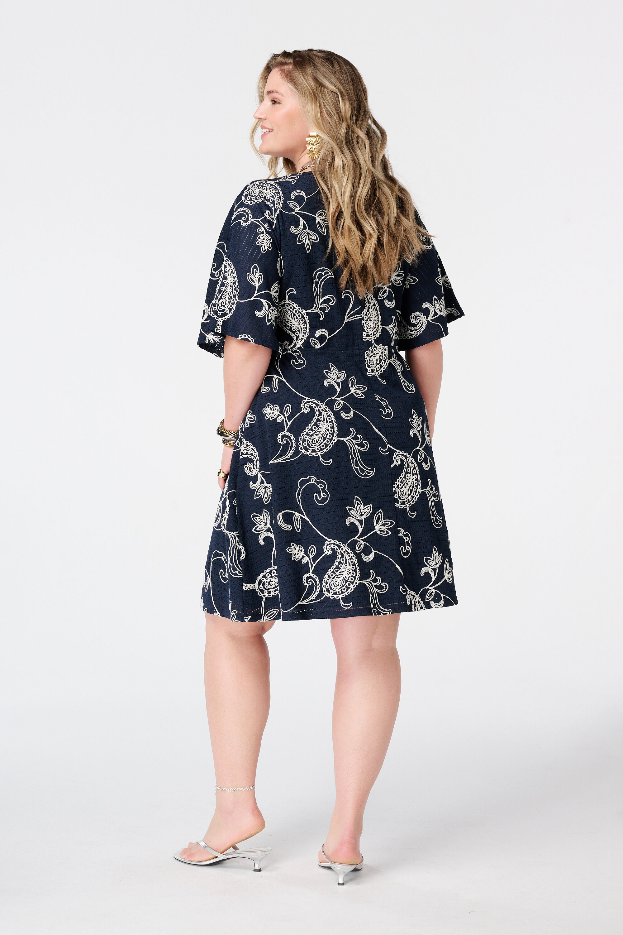 Robe courte &agrave; manches papillon image number 3