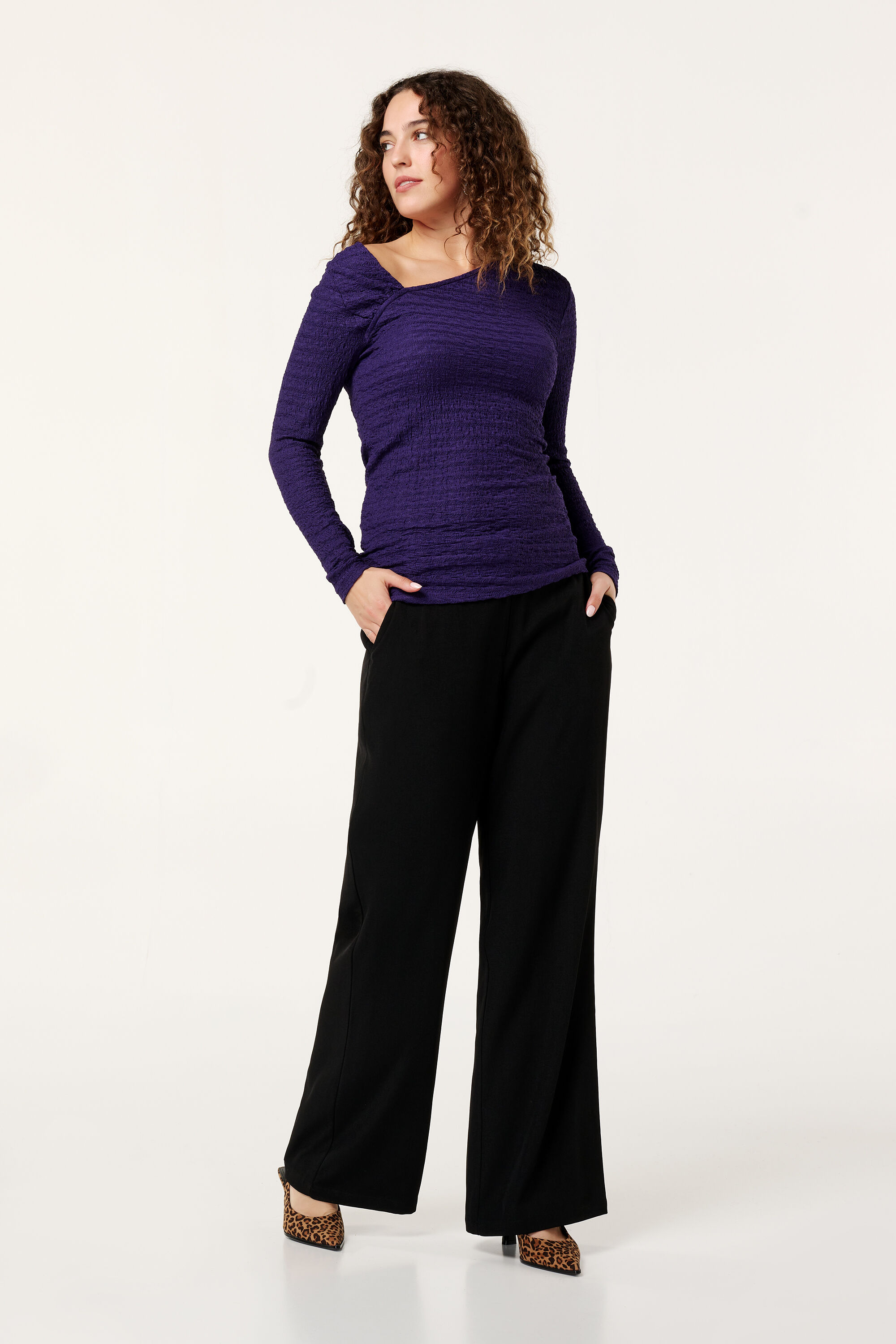 Haut avec encolure asym&eacute;trique image number 5