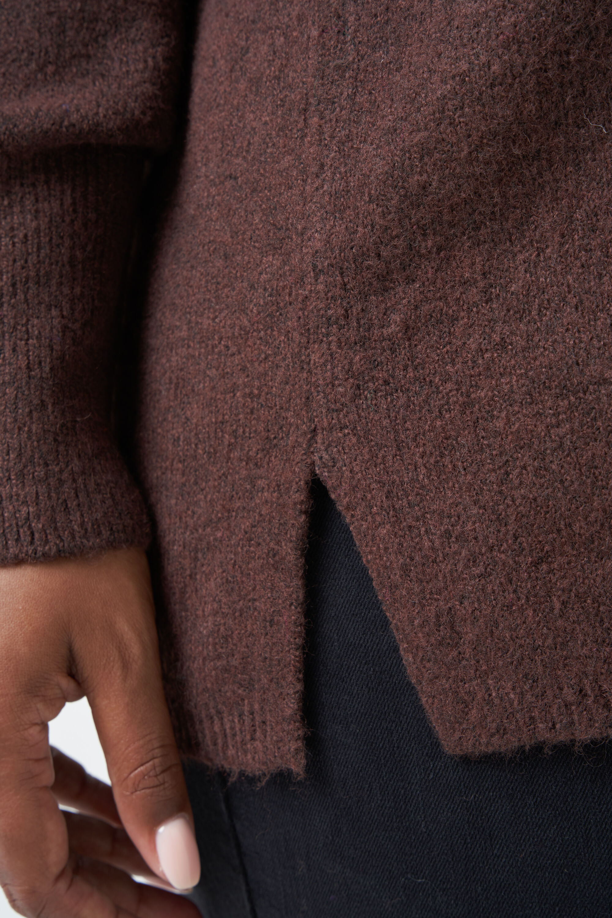 Pull en maille fine &agrave; col en V image number 4