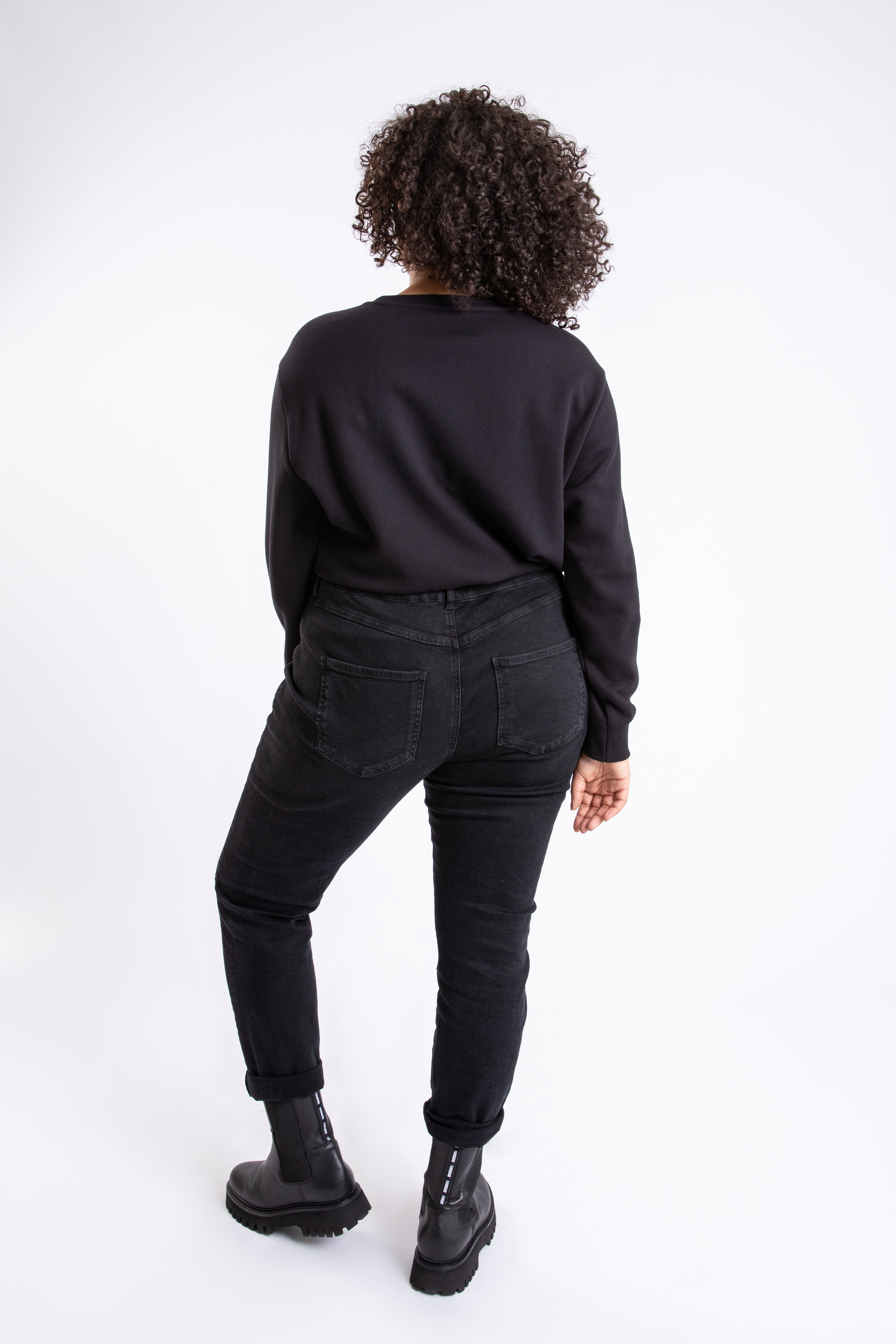 Jean aux d&eacute;cors d&eacute;chir&eacute;s image number 3