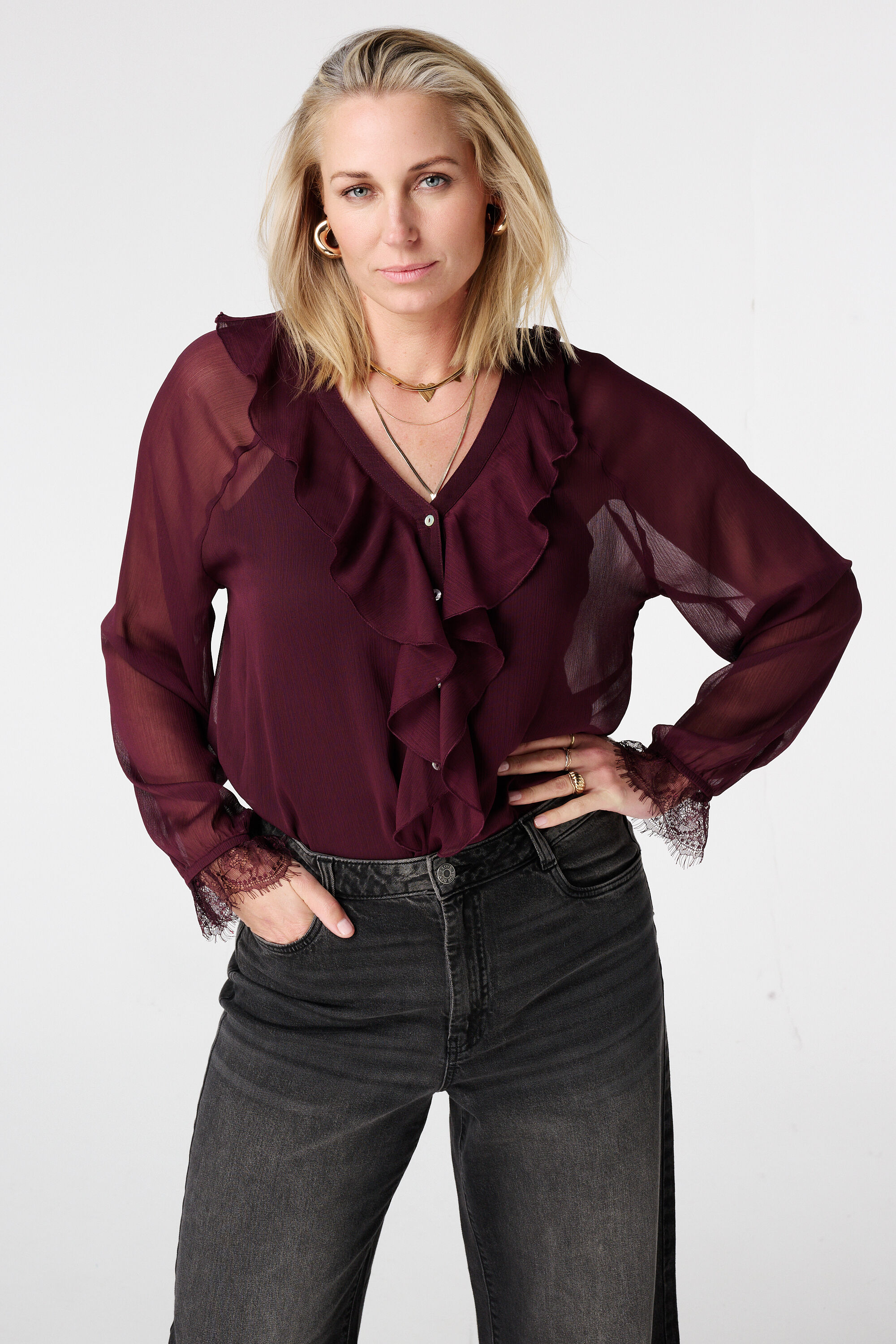 Blouse transparente avec volants et dentelle