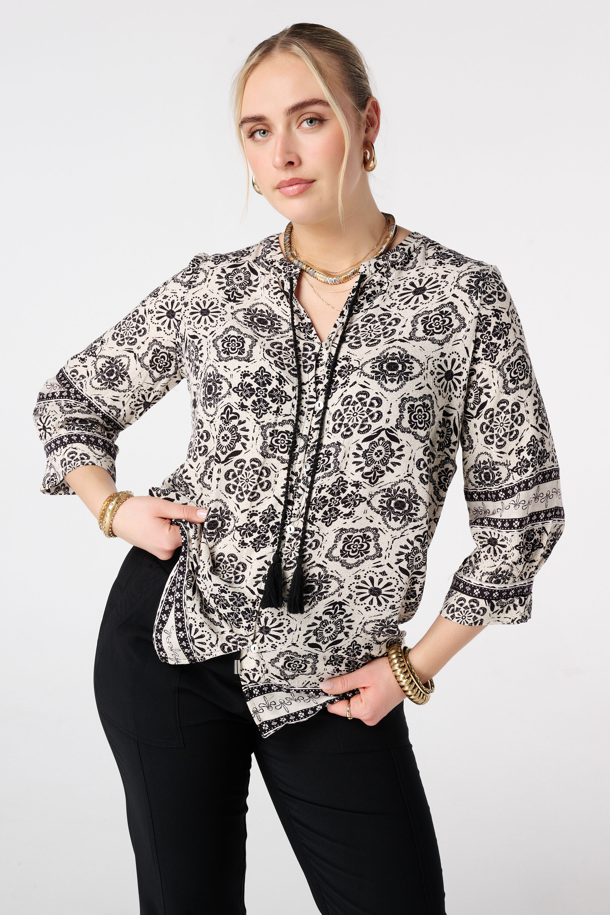 Blouse &agrave; fermeture boutonn&eacute;e