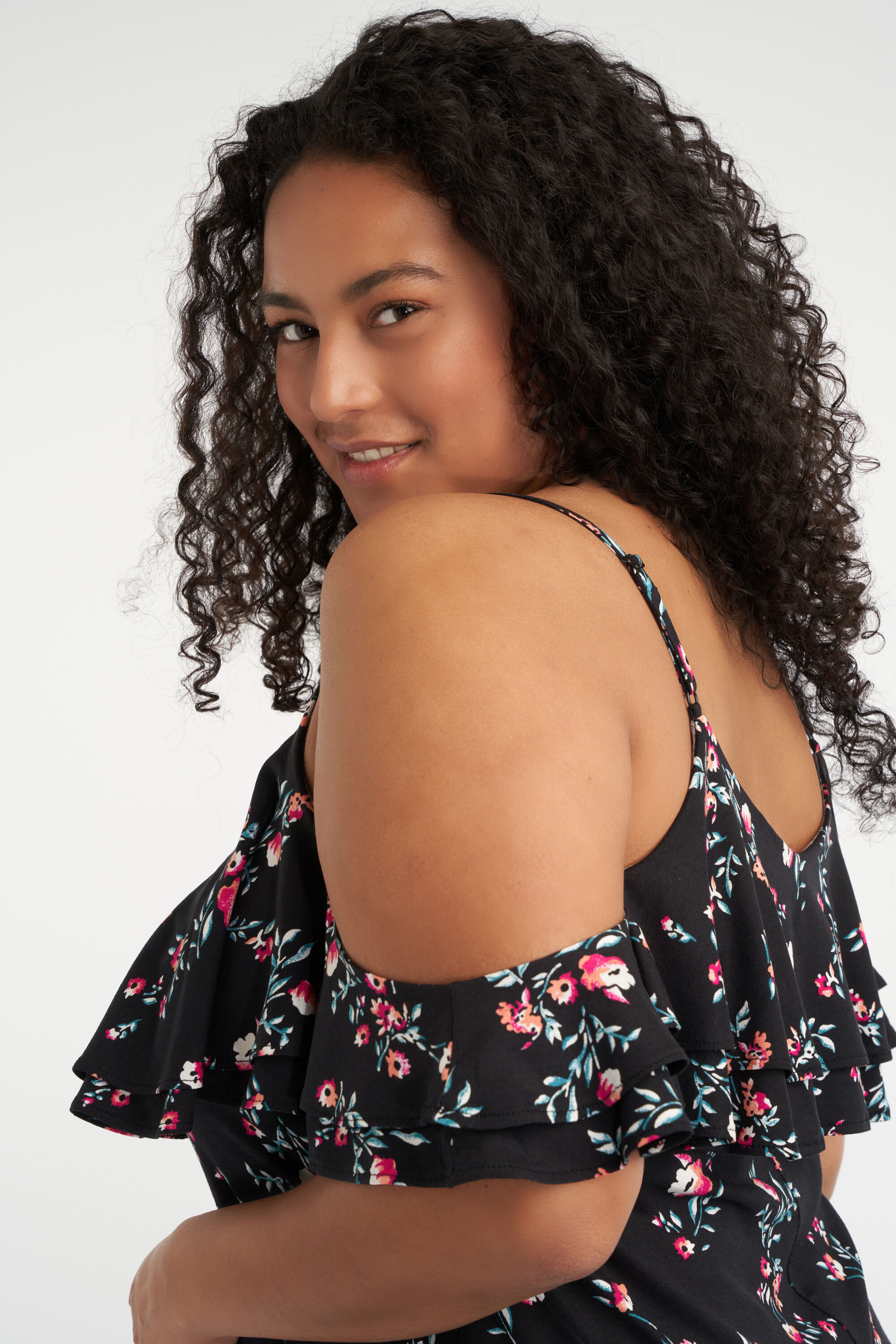 Haut &agrave; &eacute;paules ajour&eacute;es et volants image number 4