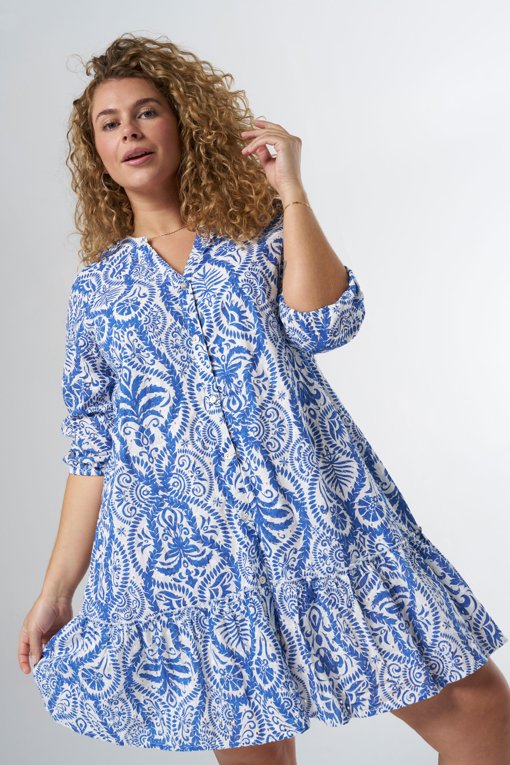 Robe courte avec broderie et ceinture image number 5