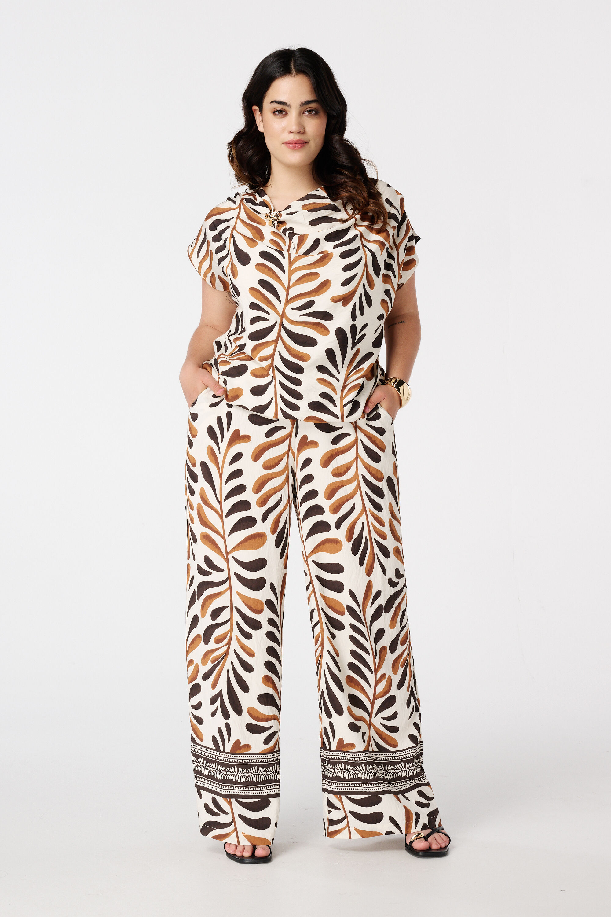 Pantalon &agrave; jambes larges avec imprim&eacute; image number 6