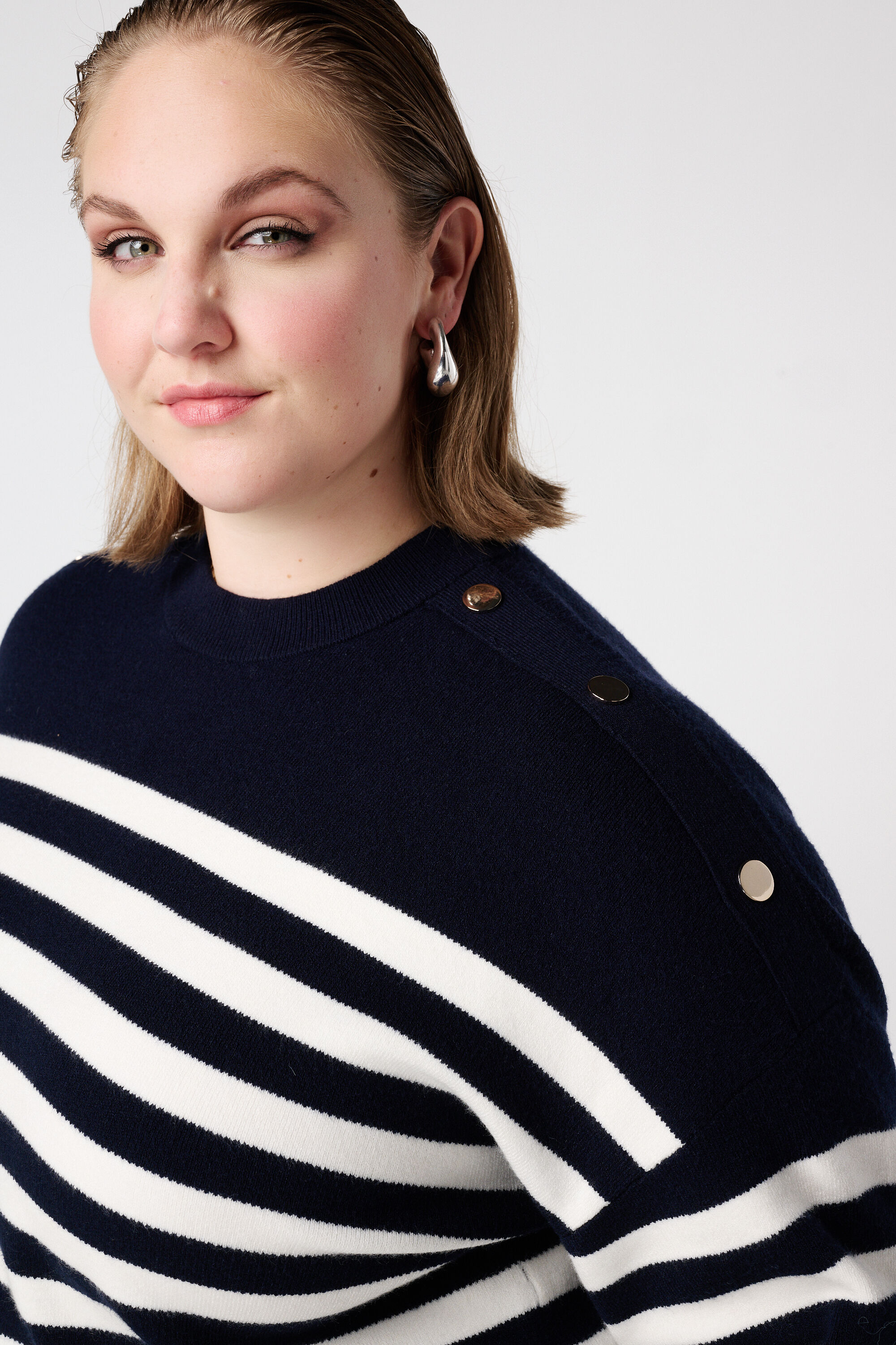 Pull ray&eacute; avec d&eacute;tails de boutons image number 4